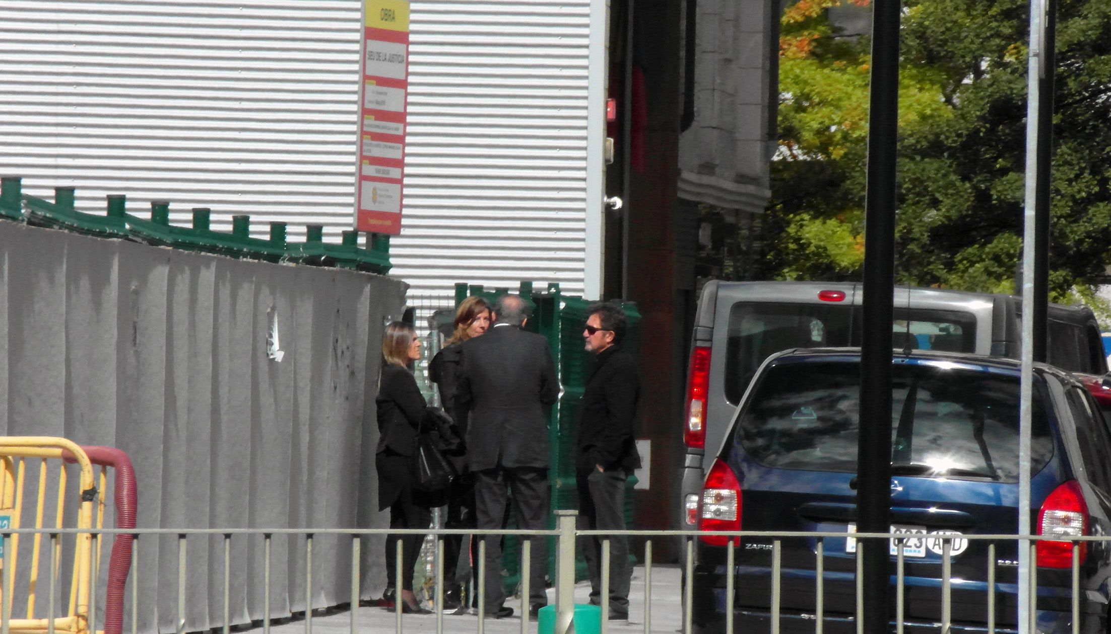 Josep Maria Pijuan, d'esquena, conversa amb els membres del Consell Superior de la Justícia Maica Torres, Olga Adellach i Joan Cabeza després de la visita a les obres de la nova seu de la Justícia.
