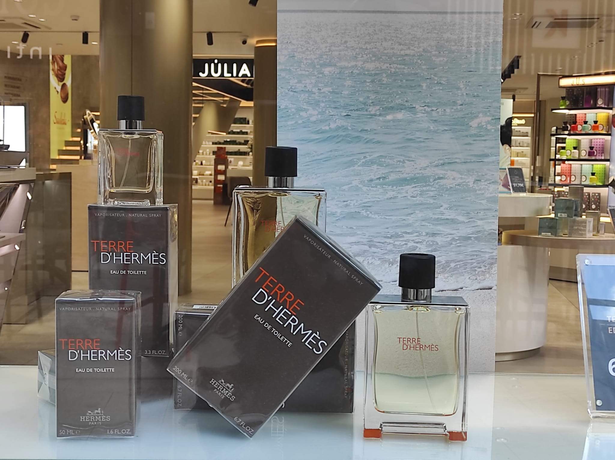Perfums en un aparador.