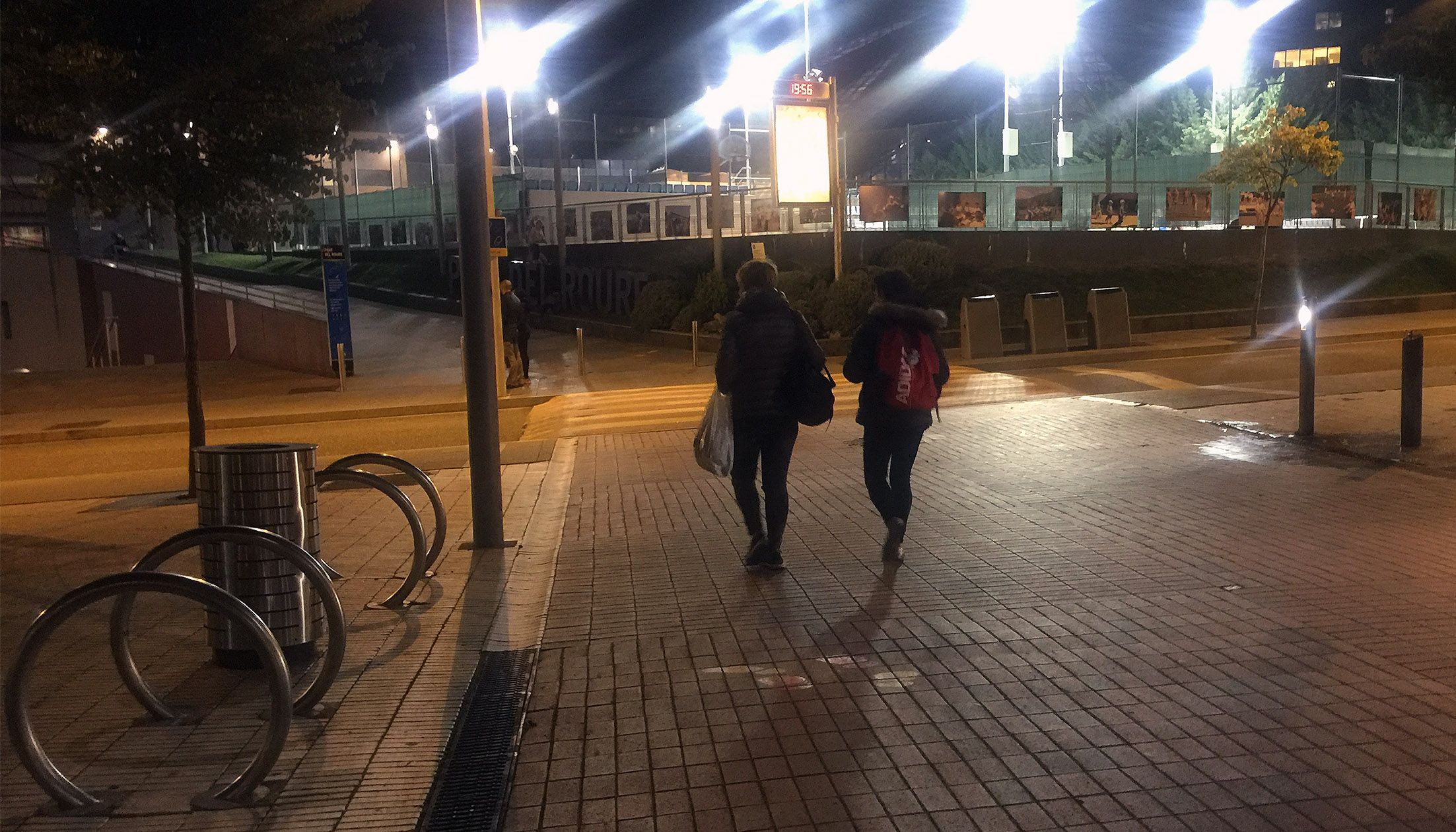 Marcia Monteiro i Rosa Vasques conversen tot passejant pel parc del Prat del Roure; hi han d'acudir sovint per intentar treure els seus fills de les urpes de la droga.