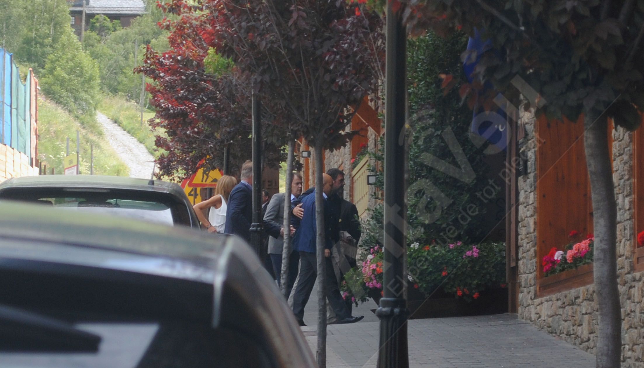 El llavors secretari d'Estat de Comerç espanyol, Jaime García-Legaz, acompanyat de Toni Riberaygua, es disposen a accedir a l'Hermitage, on es va fer el dinar.