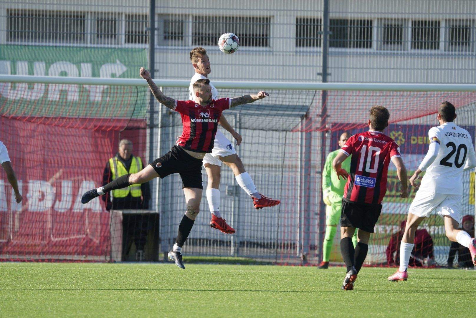 Un instant de partit entre l'Inter Club Escaldes i el Vikingur.