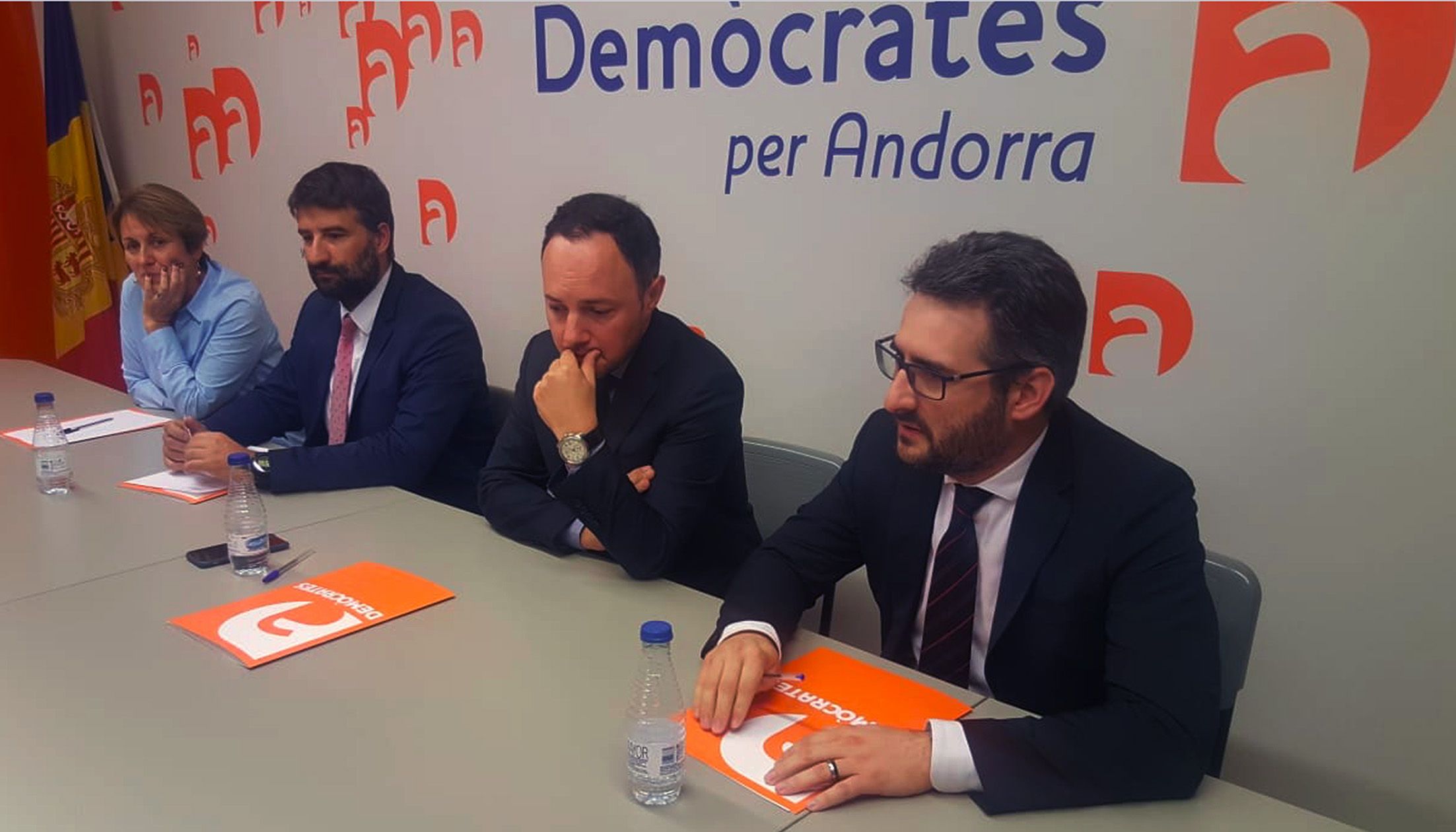 Xavier Espot (segon per la dreta) en la taula presidencial de l'executiva ampliada entre la secretària d'organització de DA, Roser Sunyer; el secretari general, Esteve Vidal; i el president del partit, Eric Jover.