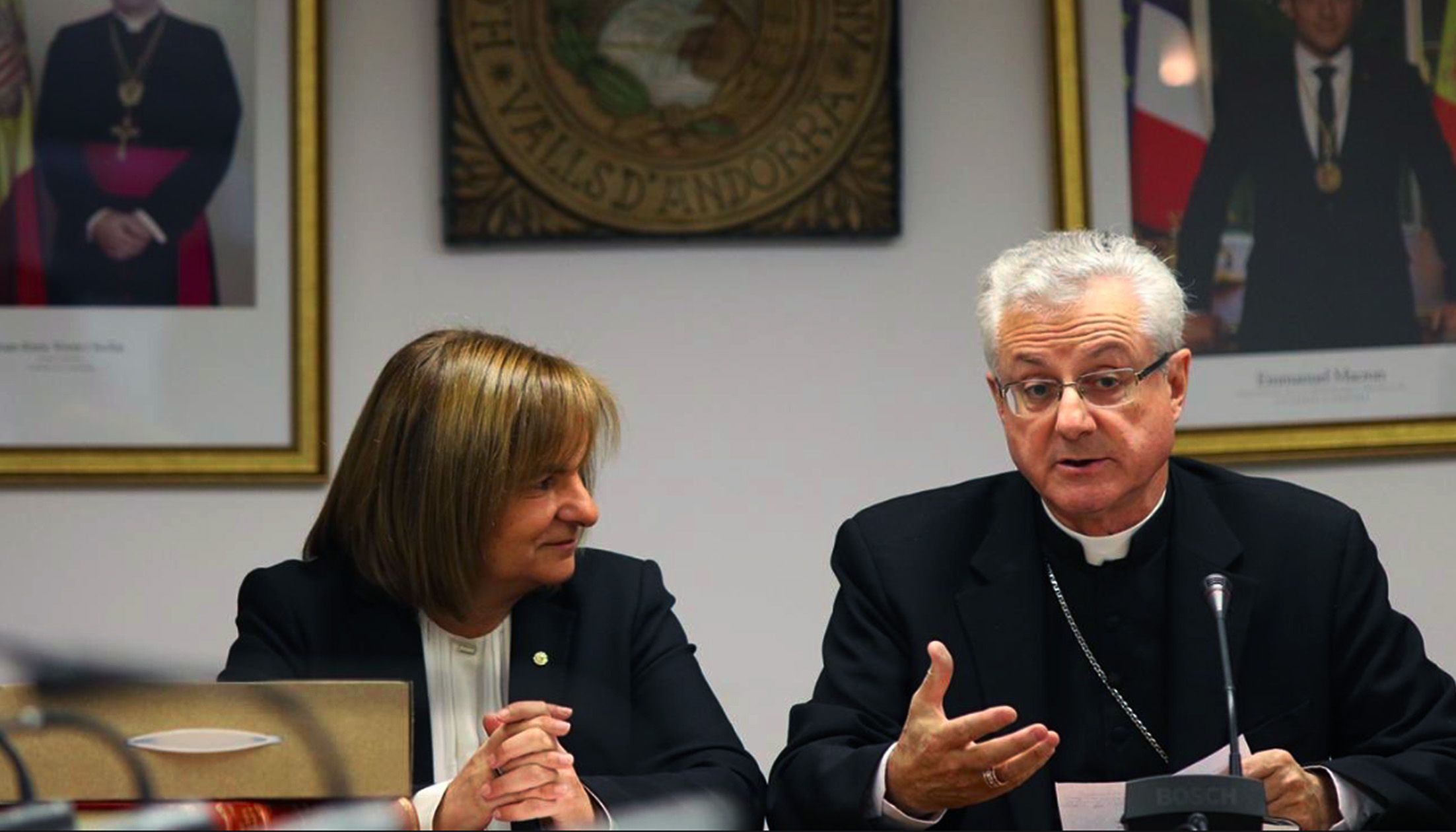 L'arquebisbe i Copríncep, Joan-Enric Vives, durant el seu parlament al comú d'Escaldes, just al costat de la cònsol, Trini Marín.