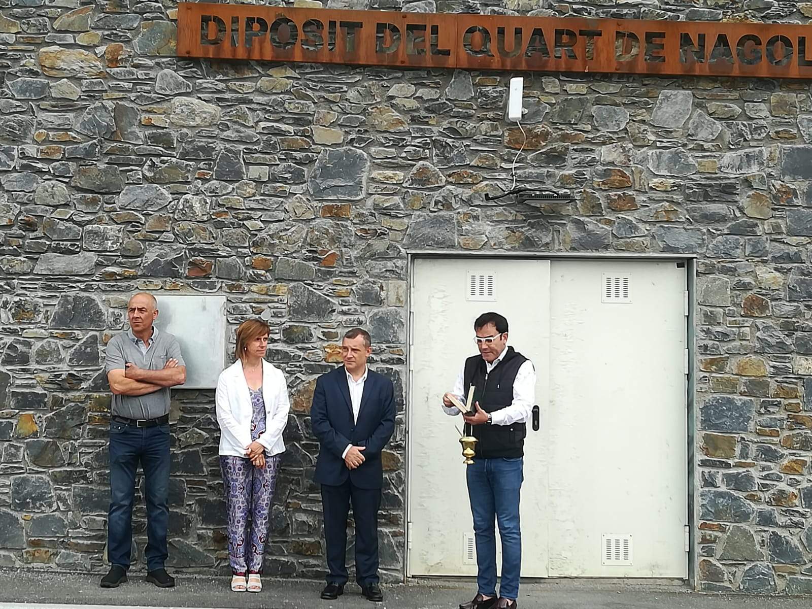 Rossend Duró, Mireia Codina, Josep Majoral i mossèn Pepe durant la benedicció del dipòsit.