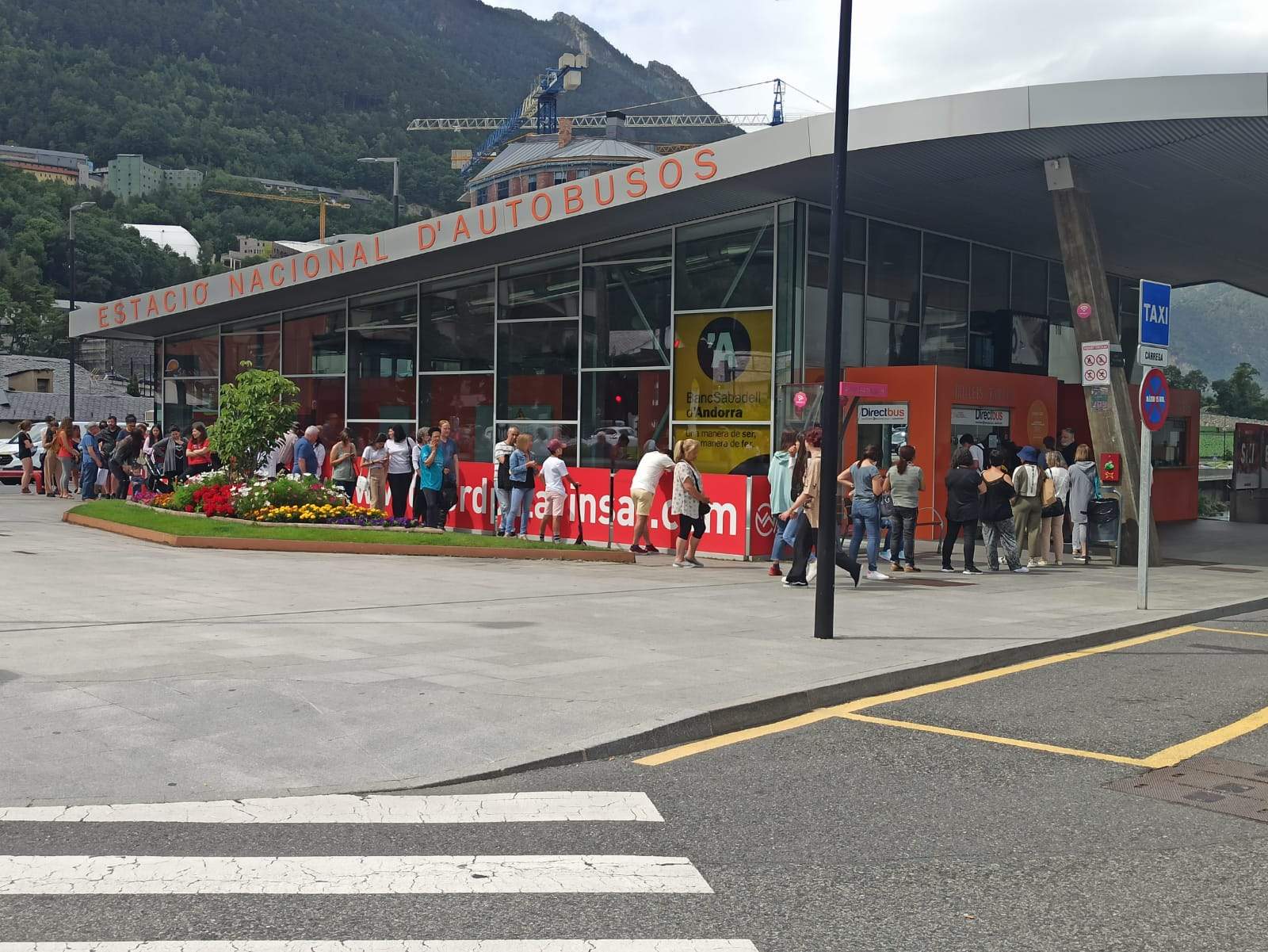 Cua a l'Estació Nacional d'Autobusos.
