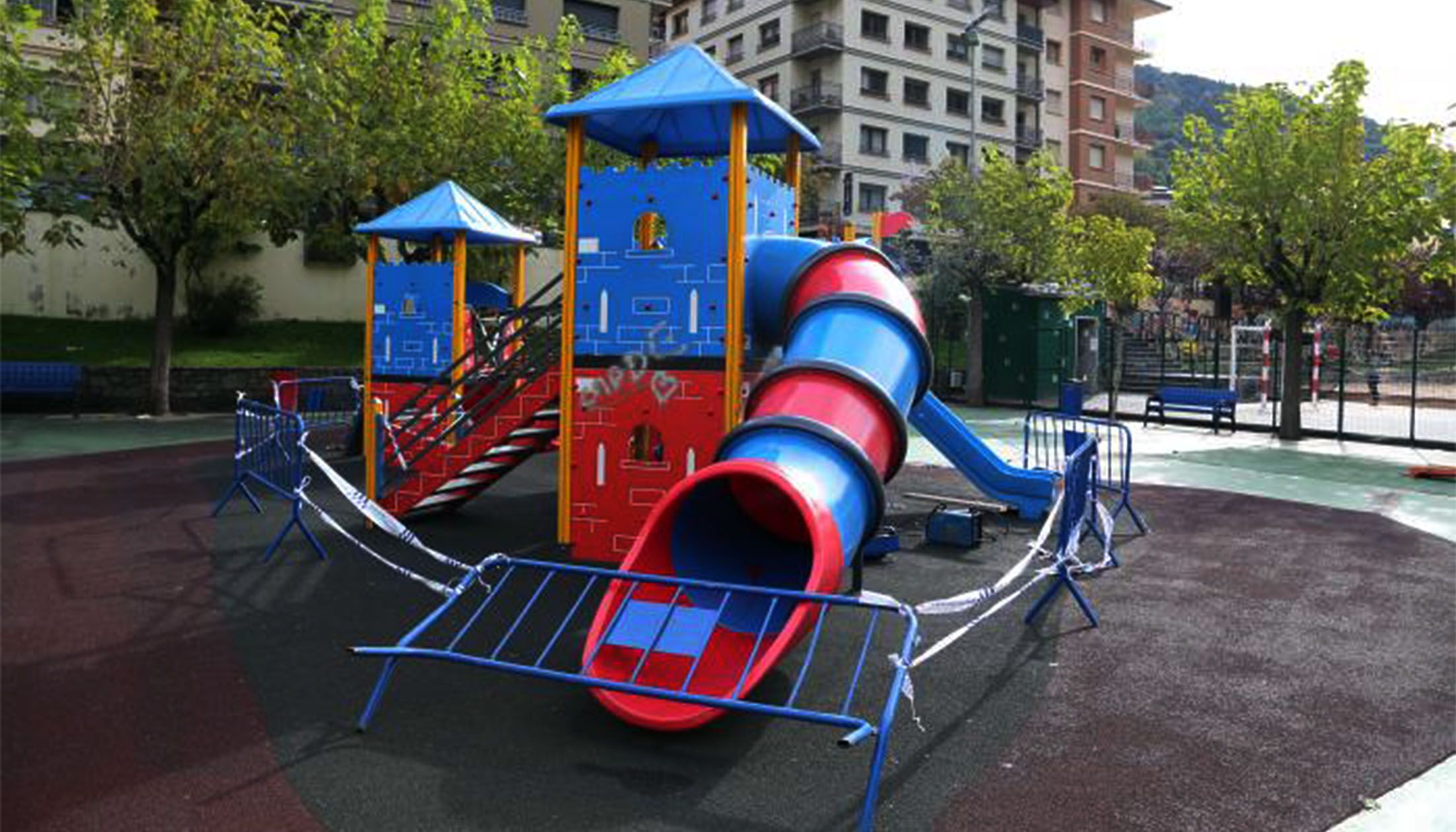 El castell central del parc, precintat.