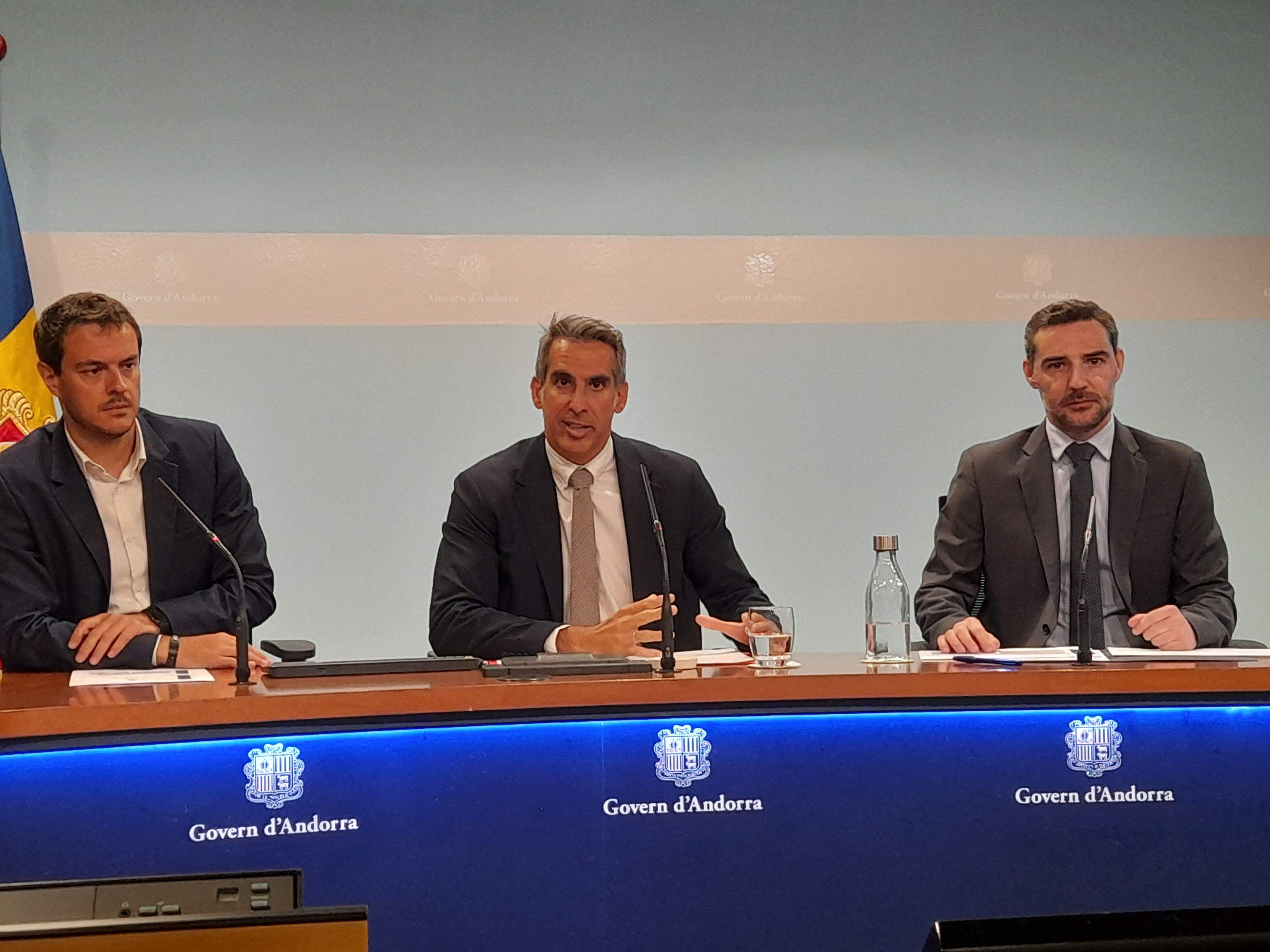 Galabert, Marquina i Ballestà en la presentació del programa de digitalització.