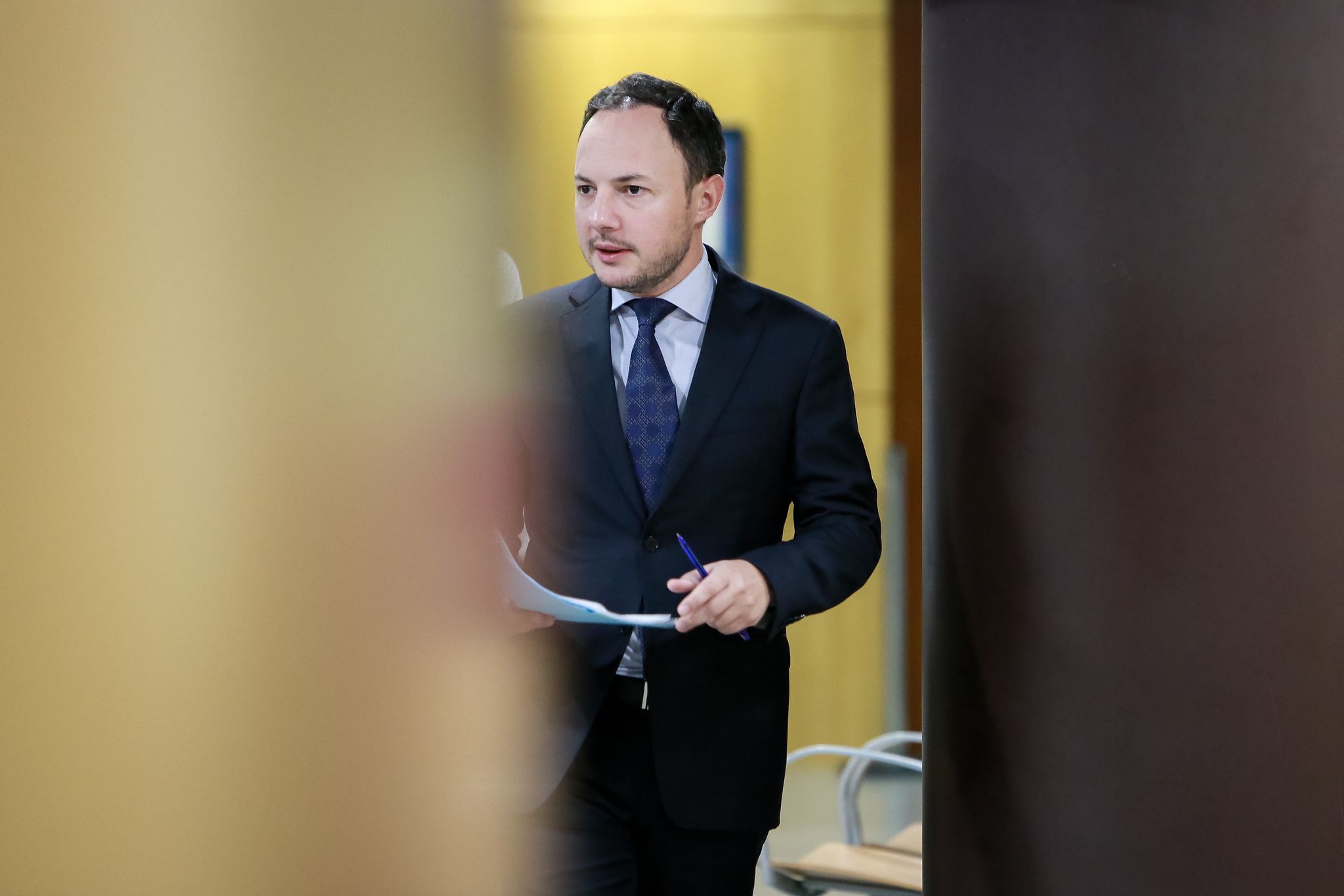 Xavier Espot dirigint-se cap a la sala de premsa de Govern.