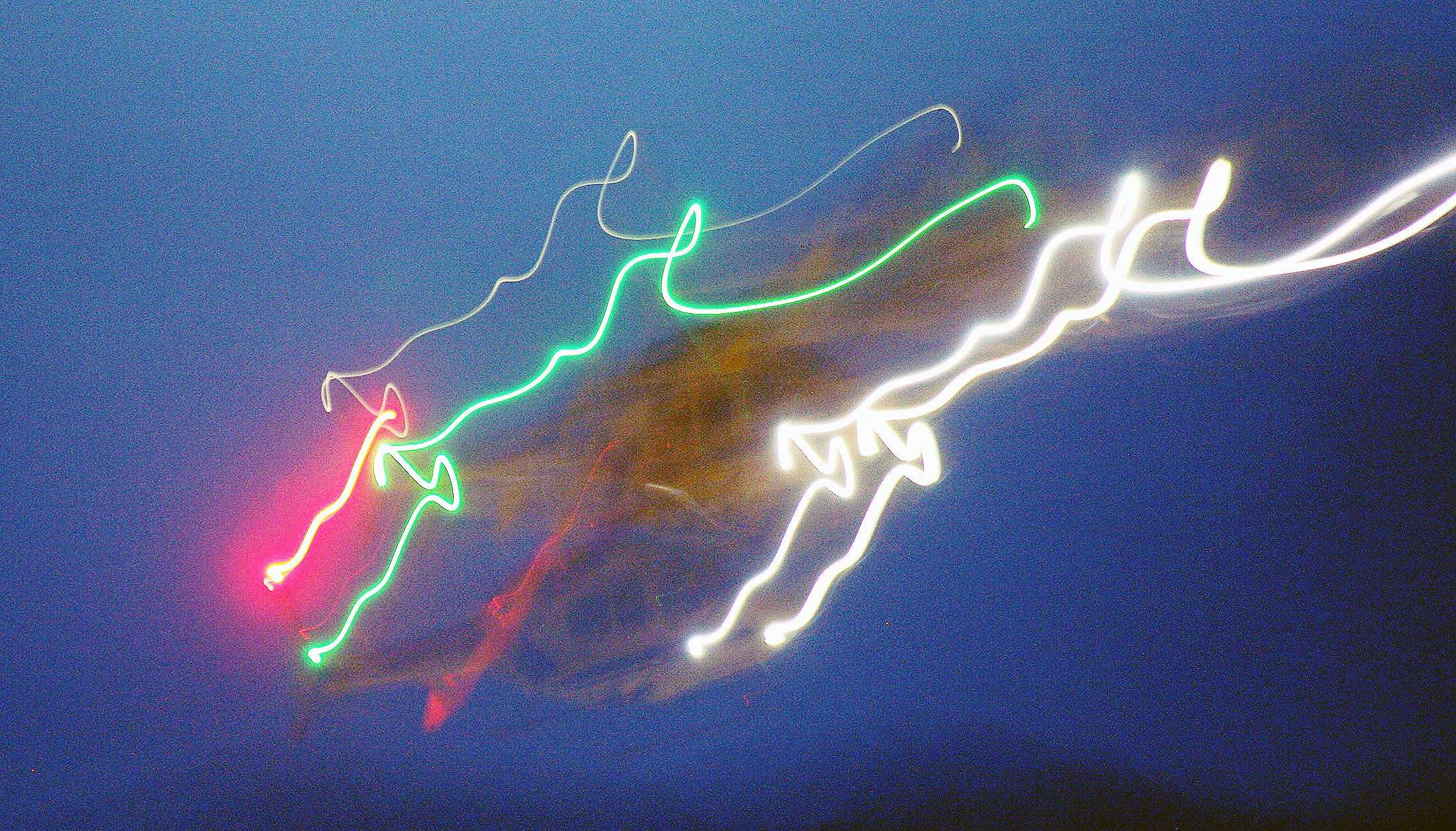 Un helicòpter fent una maniobra d'aproximació a l'hospital en un vol nocturn.