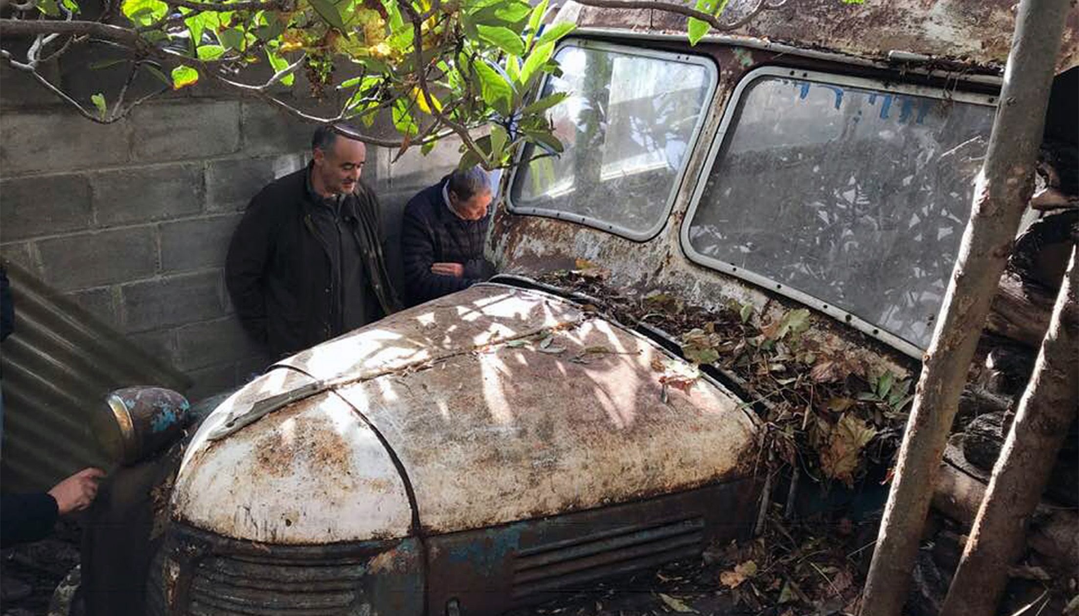 Membres de la corporació laurediana (el conseller Joan Visa a l'esquerra) van visitar fa pocs dies el vehicle. Membres de la corporació laurediana (el conseller Joan Visa a l'esquerra) van visitar fa pocs dies el vehicle.