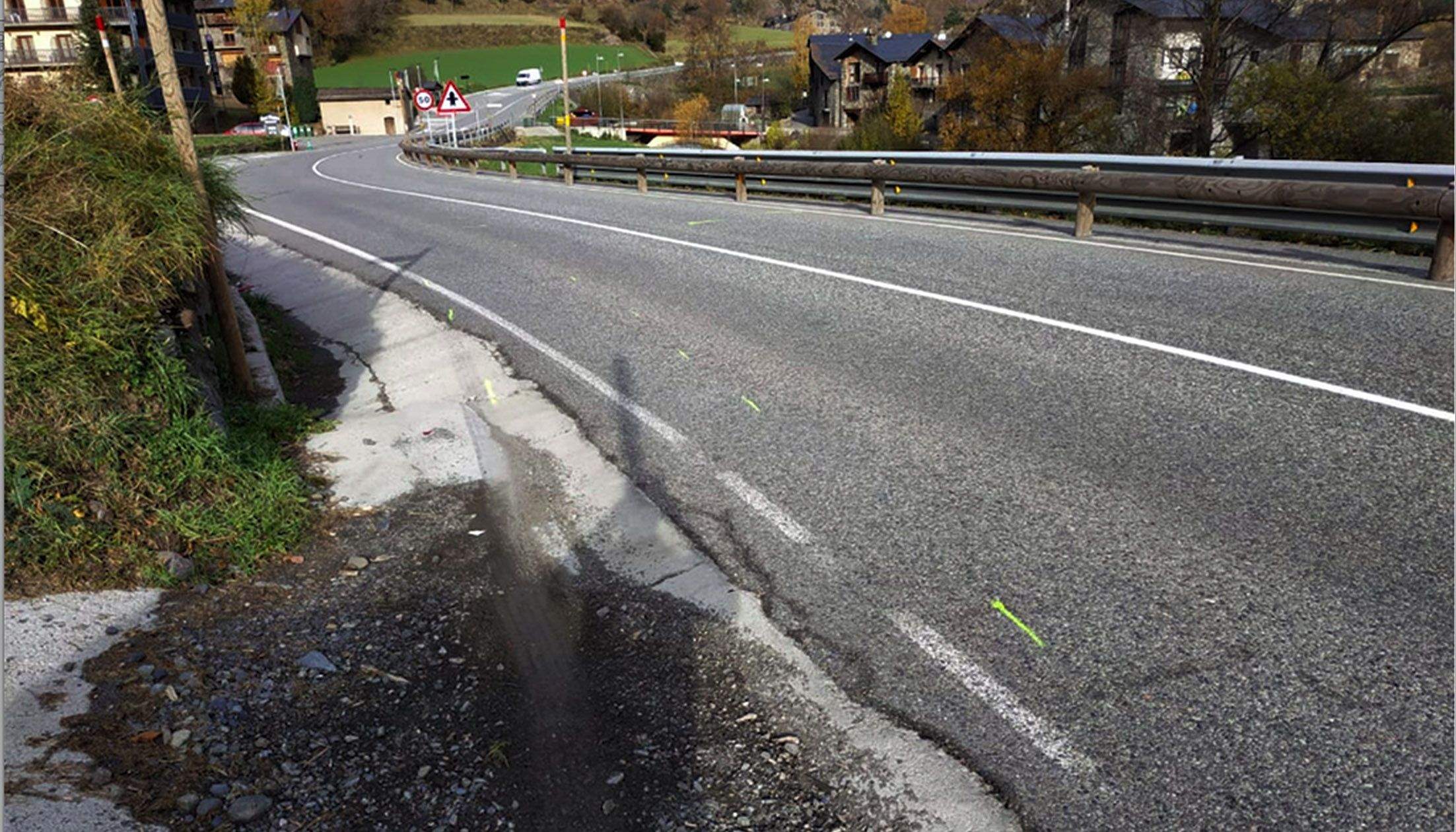 Punt de la carretera CG3 on hi ha hagut l'accident aquesta matinada, amb les marques que hi ha fet la policia.