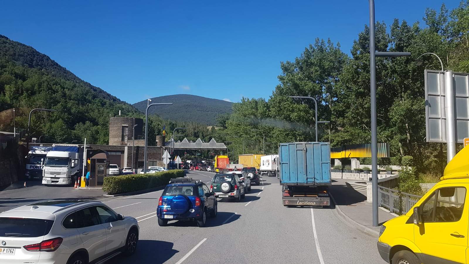 Camions a la zona fronterera.