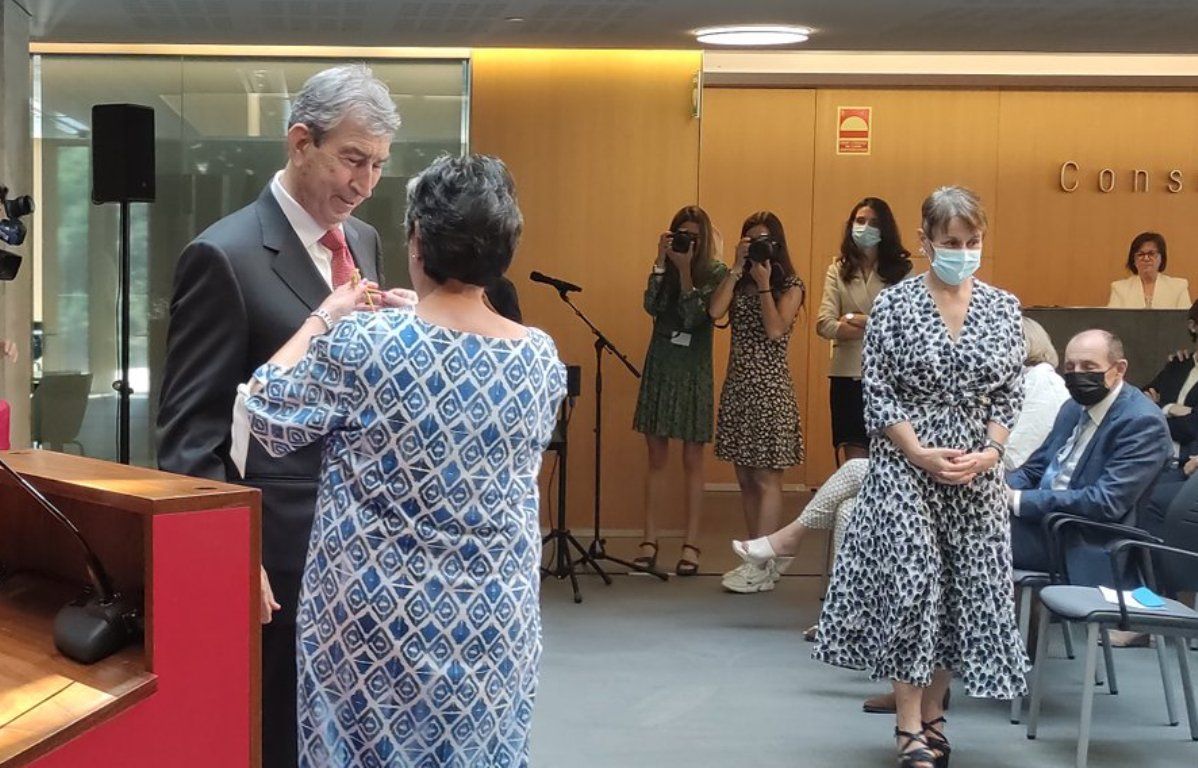 La presidenta del Gesco, Rosa Mari Mandicó, condecora Albert Pintat, en presència de la Síndica, Roser Suñé.