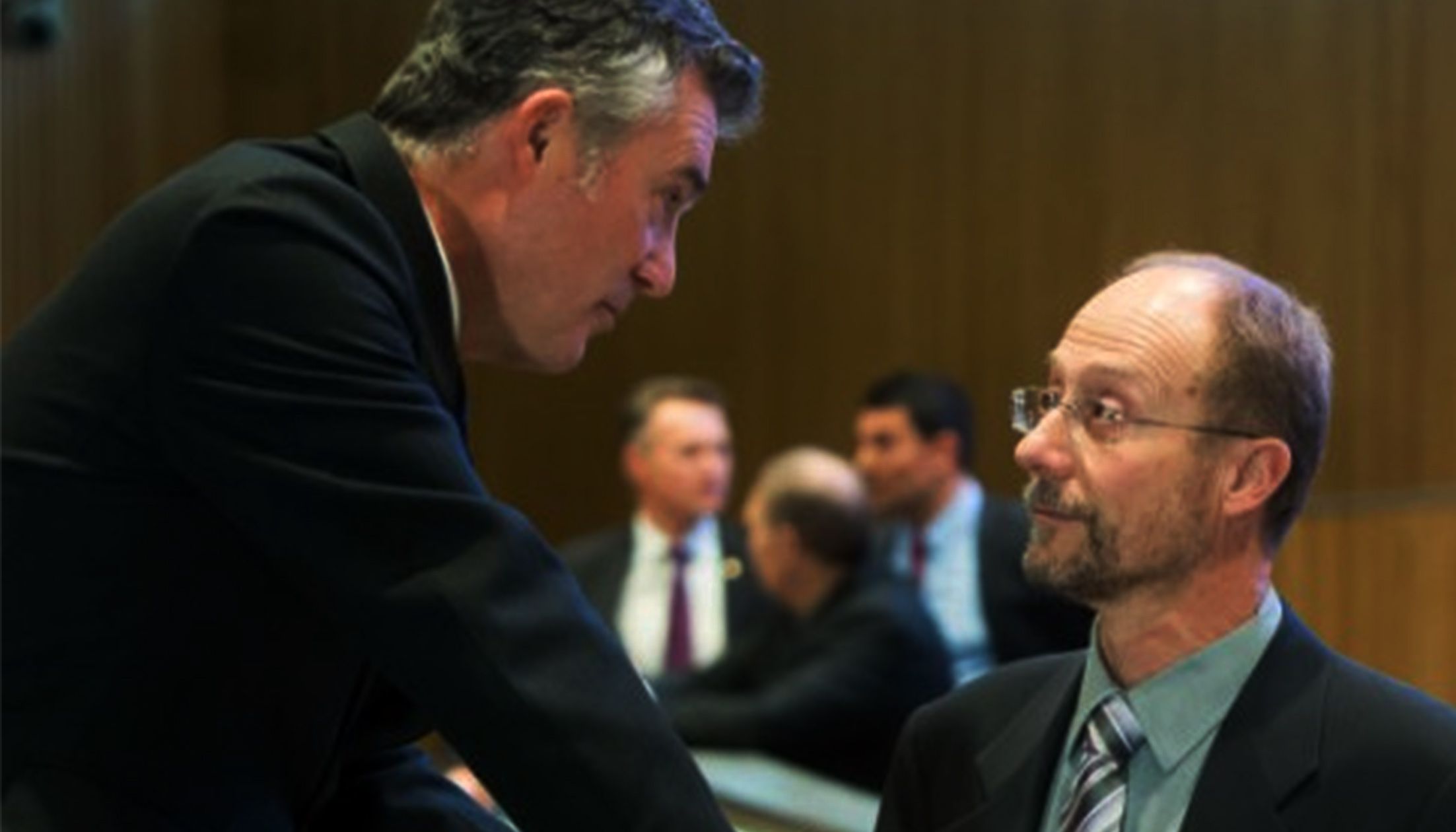 El conseller progressista Víctor Naudi conversant amb el síndic general Vicenç Mateu.