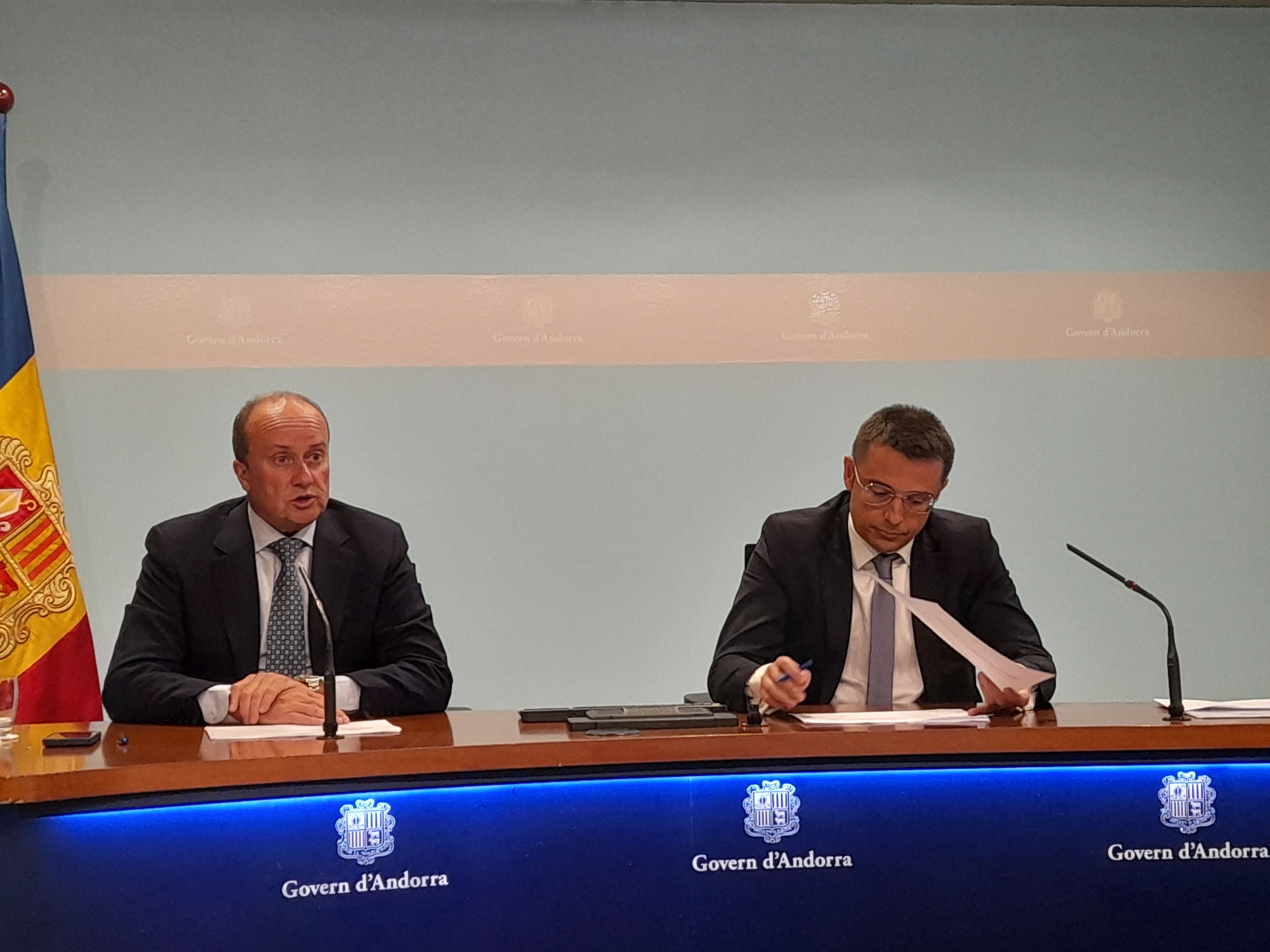 Rossell i León en la roda de premsa de presentació del nou reglament d'armes.