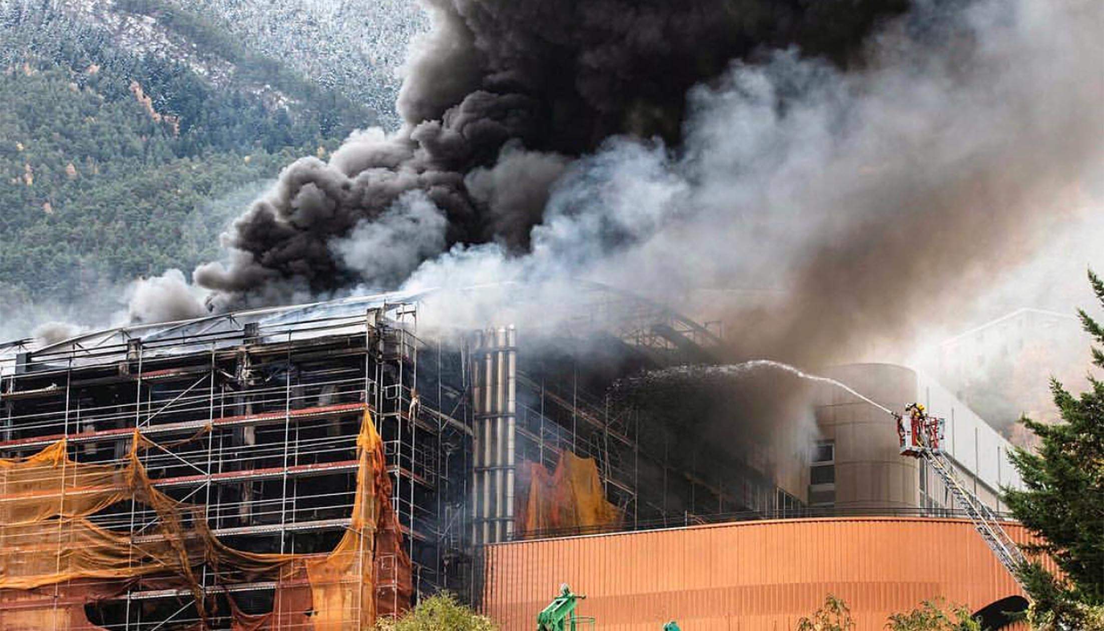 Bombers intentant extingir les flames enmig de la fumera que va originar el foc. Bombers intentant extingir les flames enmig de la fumera que va originar el foc.