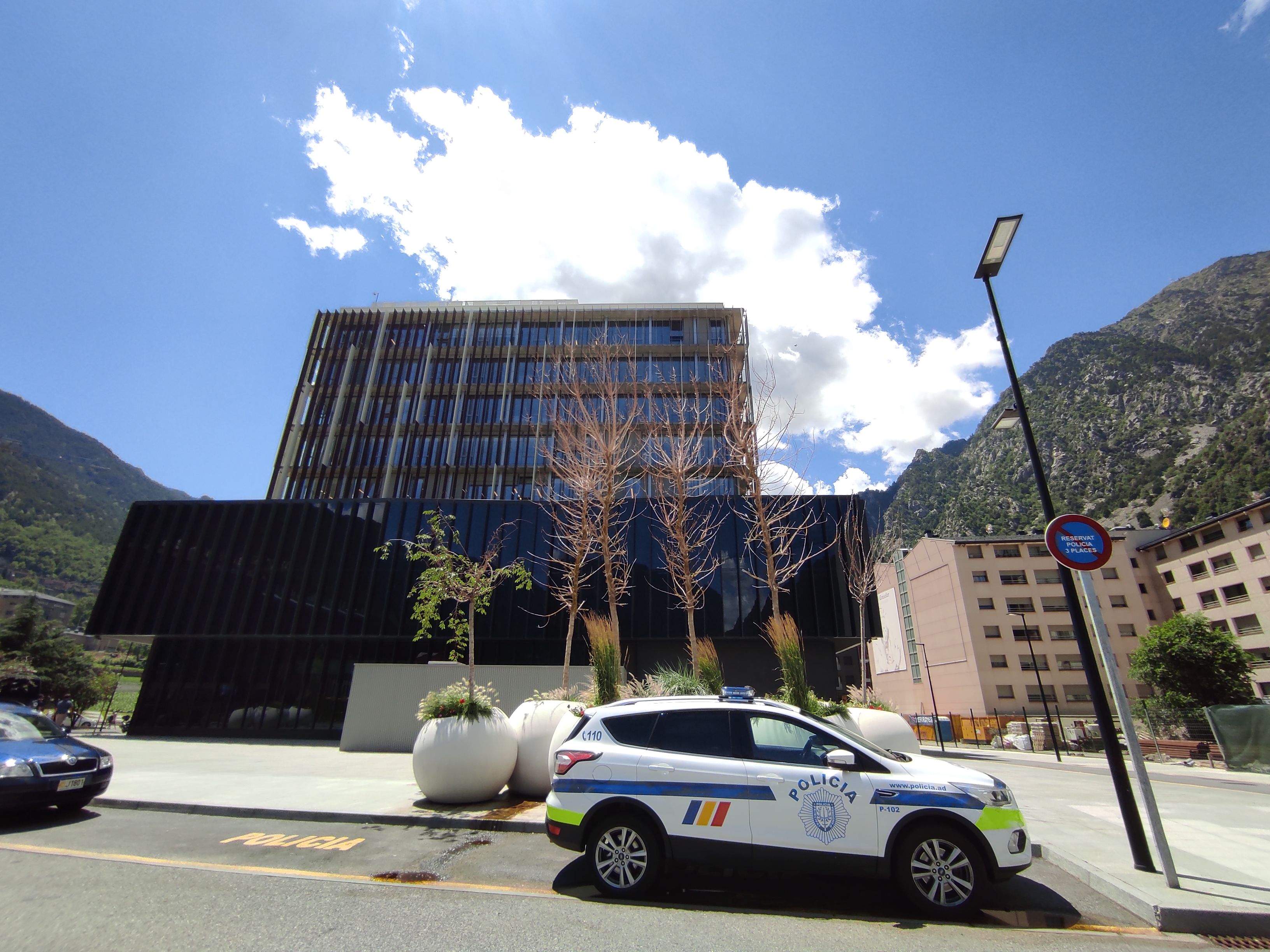 Un cotxe de policia en les immediacions de la Seu de la Justícia.