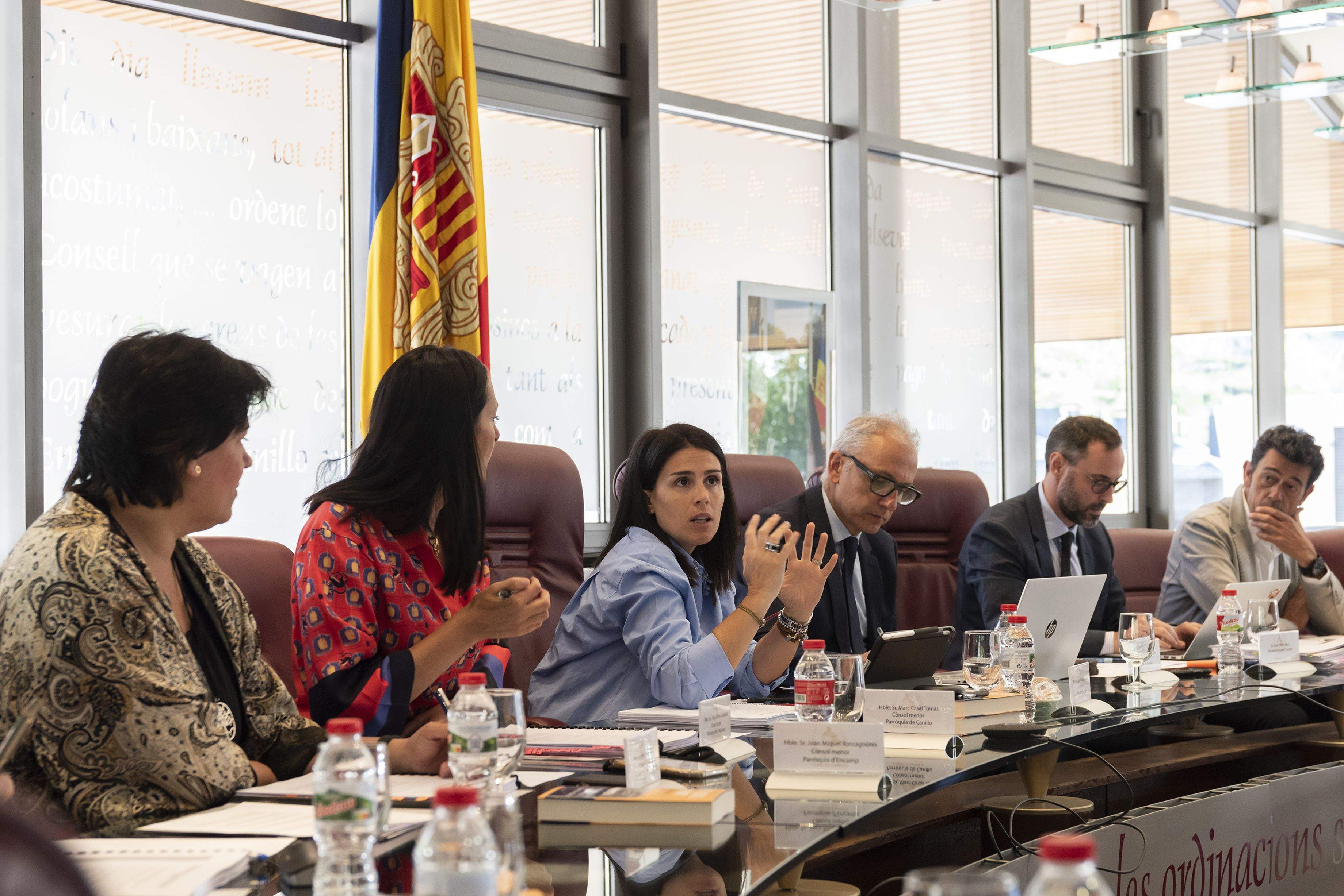 Camp, al mig, presidint la reunió de cònsols.