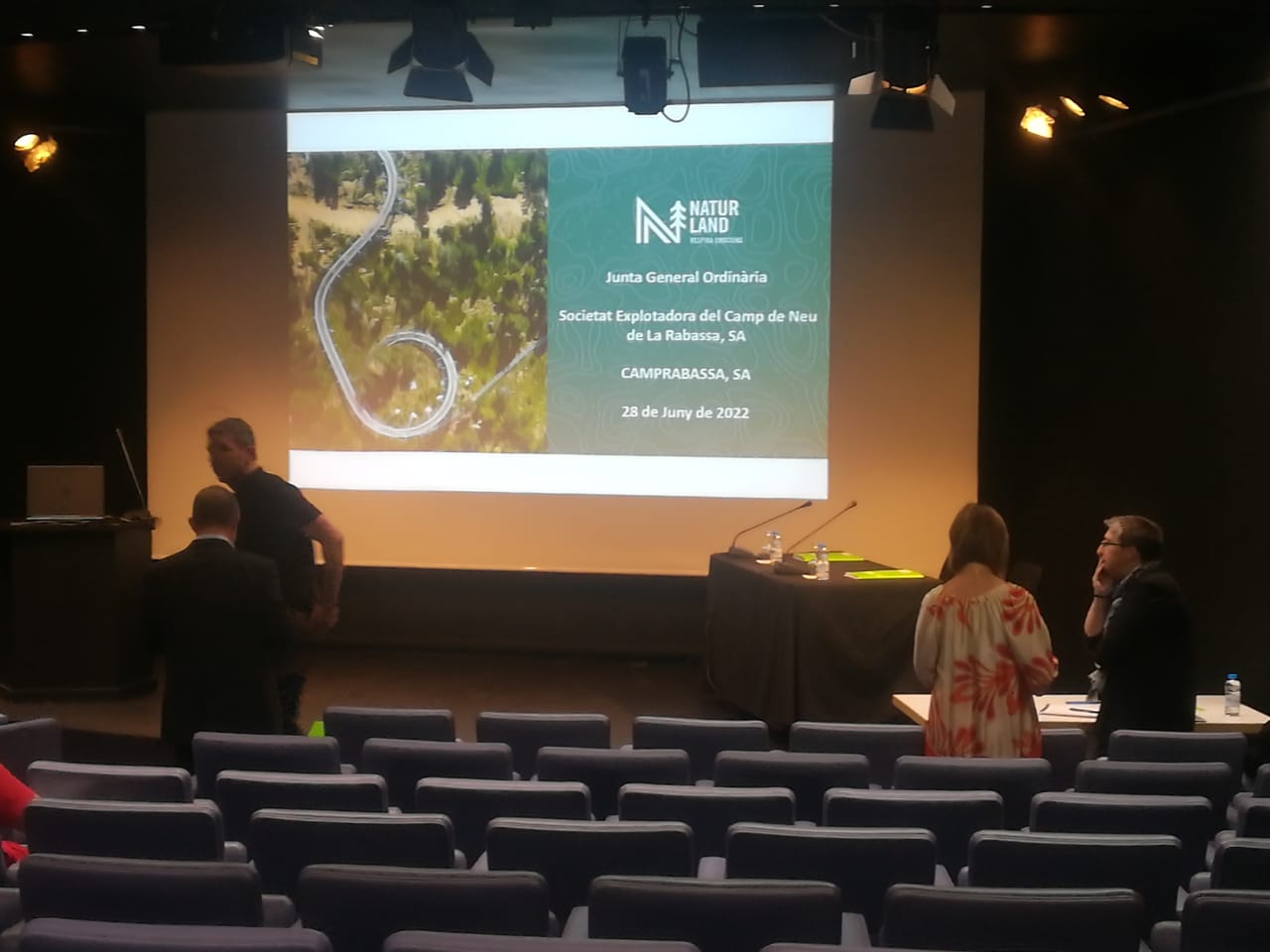 El director de Naturland, Xabier Ajona, els cònsols i la secretaria general del comú a l'inici de la junta.