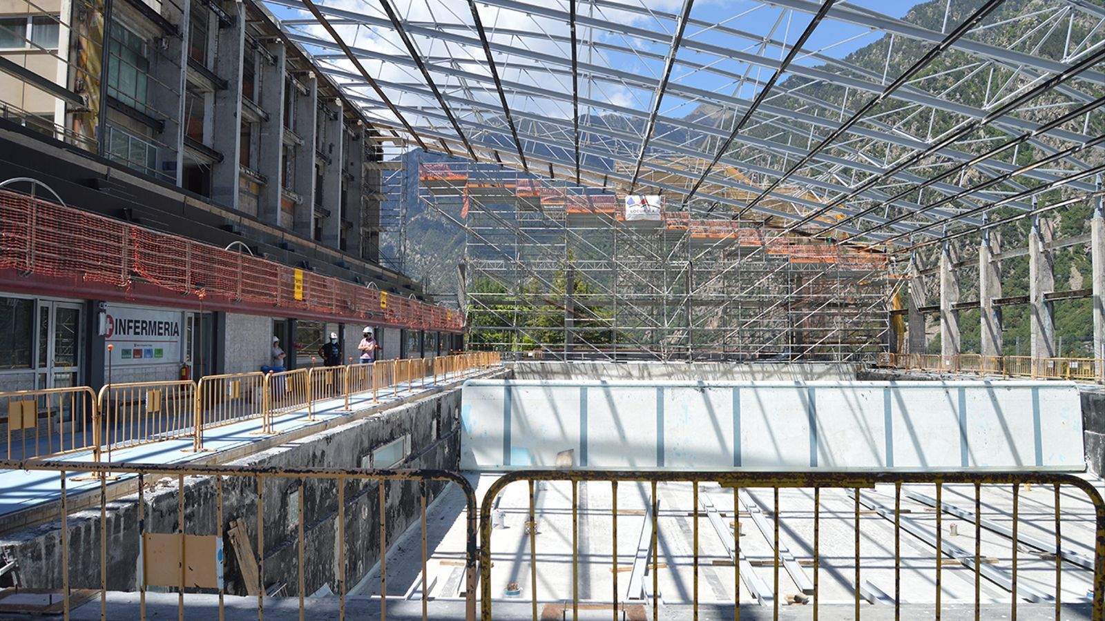 Estat de la piscina just quan es van iniciar les obres.