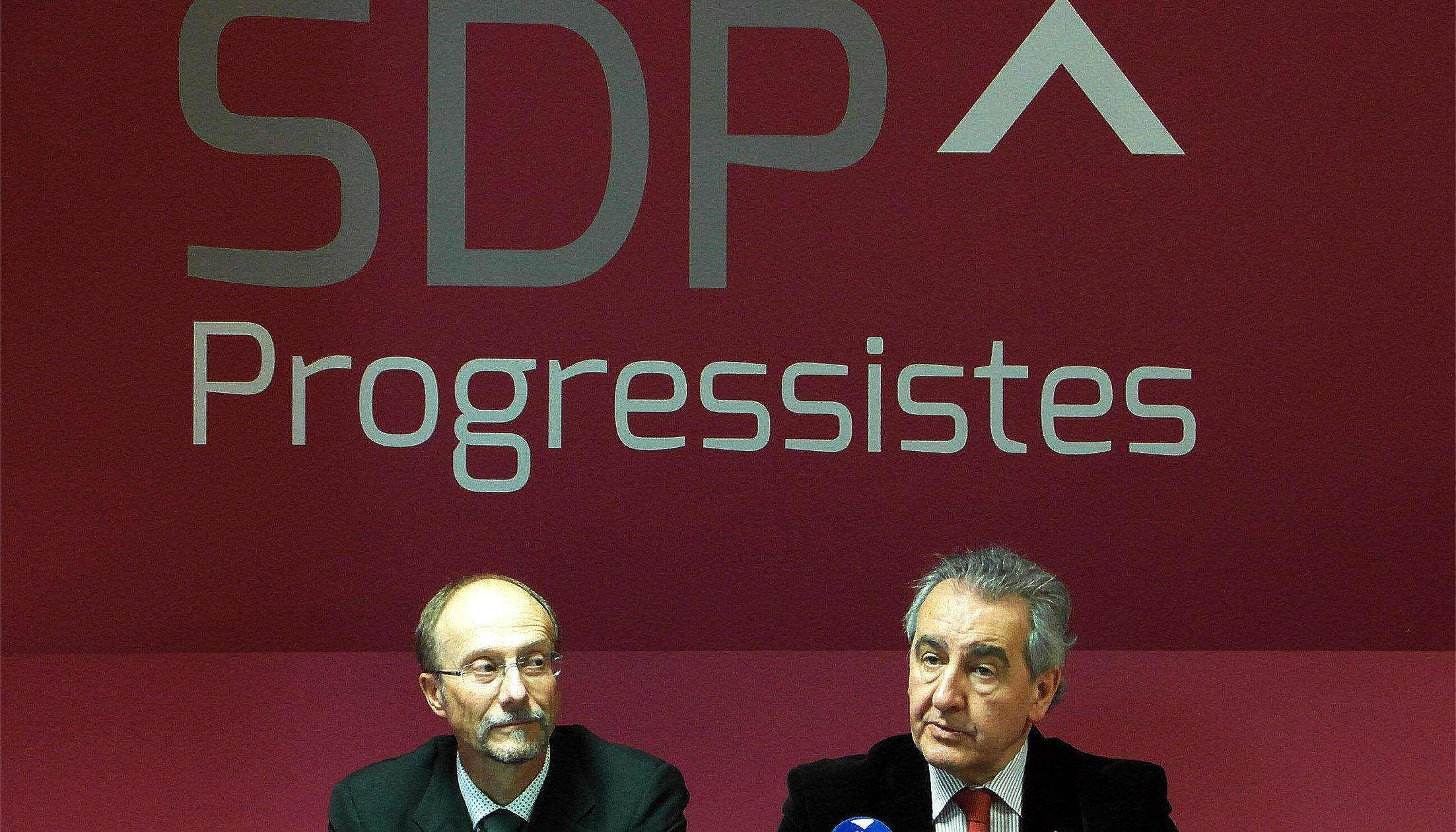 El conseller general Víctor Naudi i el president progressista Jaume Bartumeu durant la seva compareixença.