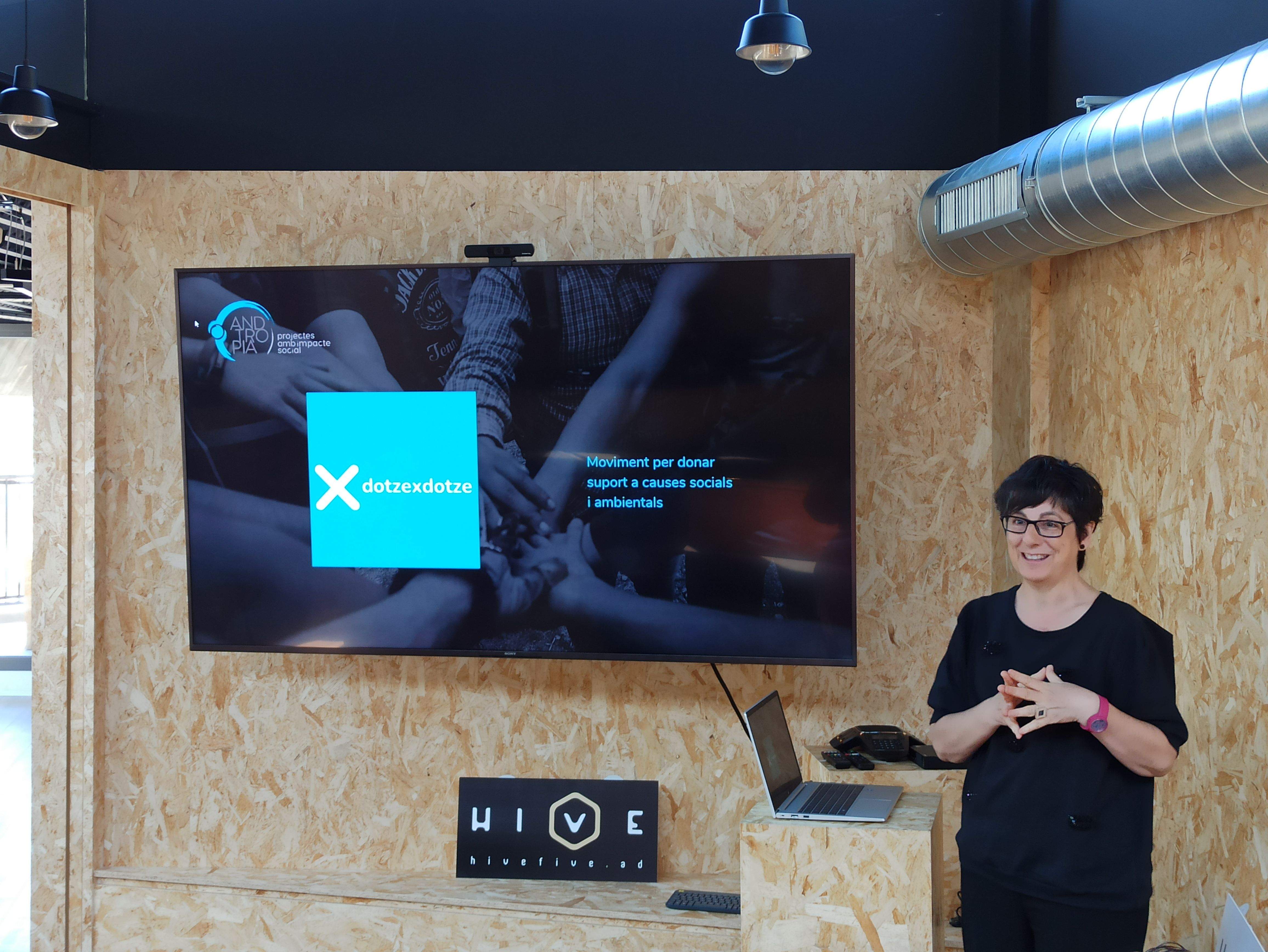 Marta Alberch presentant Dotzexdotze Marta Alberch presentant Dotzexdotze