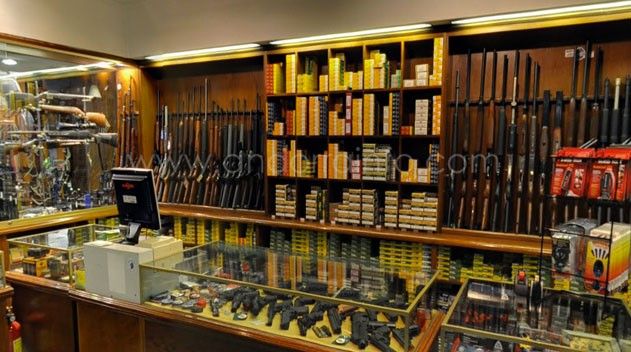 Interior d'una armeria al país.