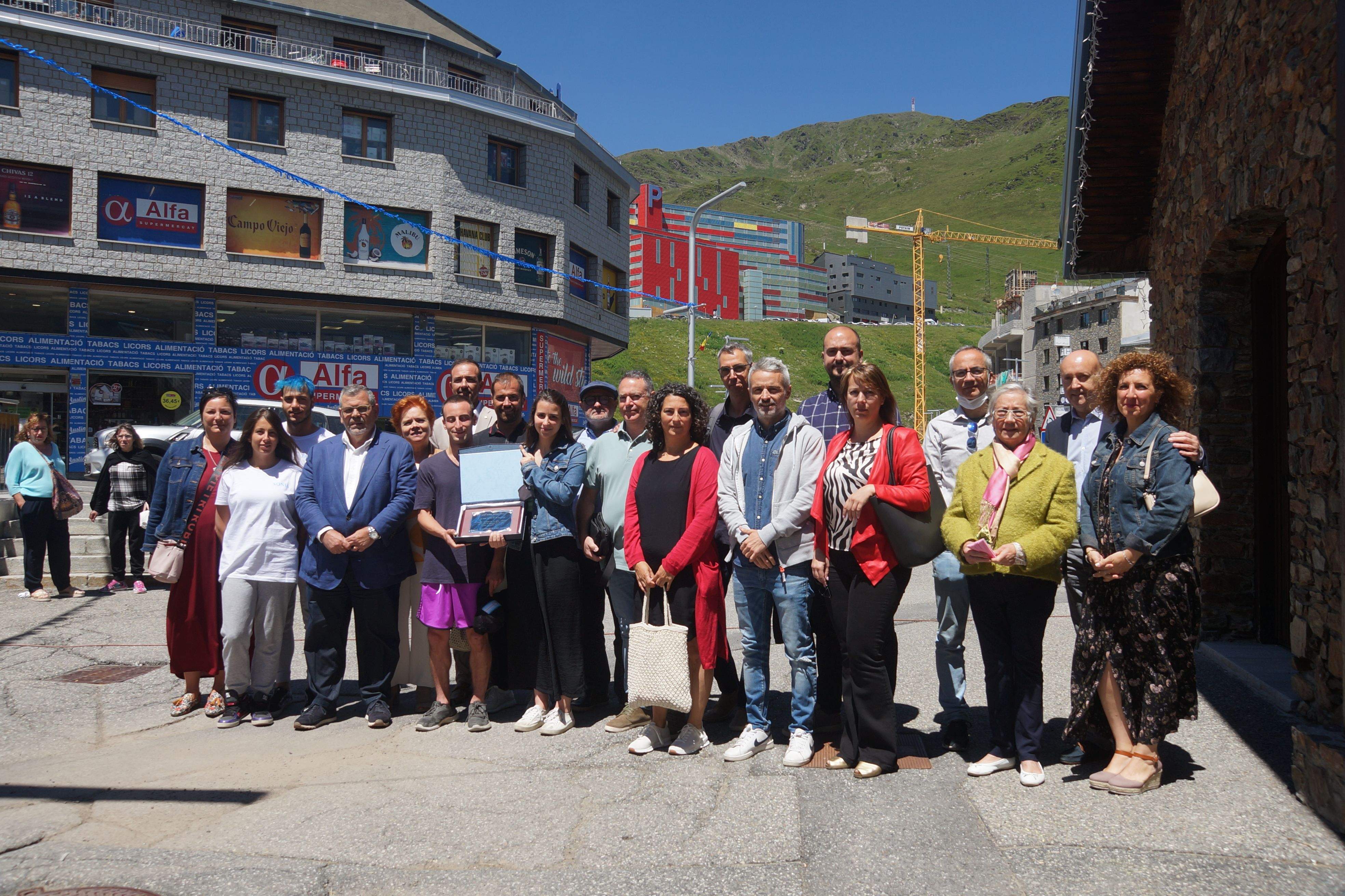 Lliurament d'una placa commemorativa a familiars del doctor Escoda.