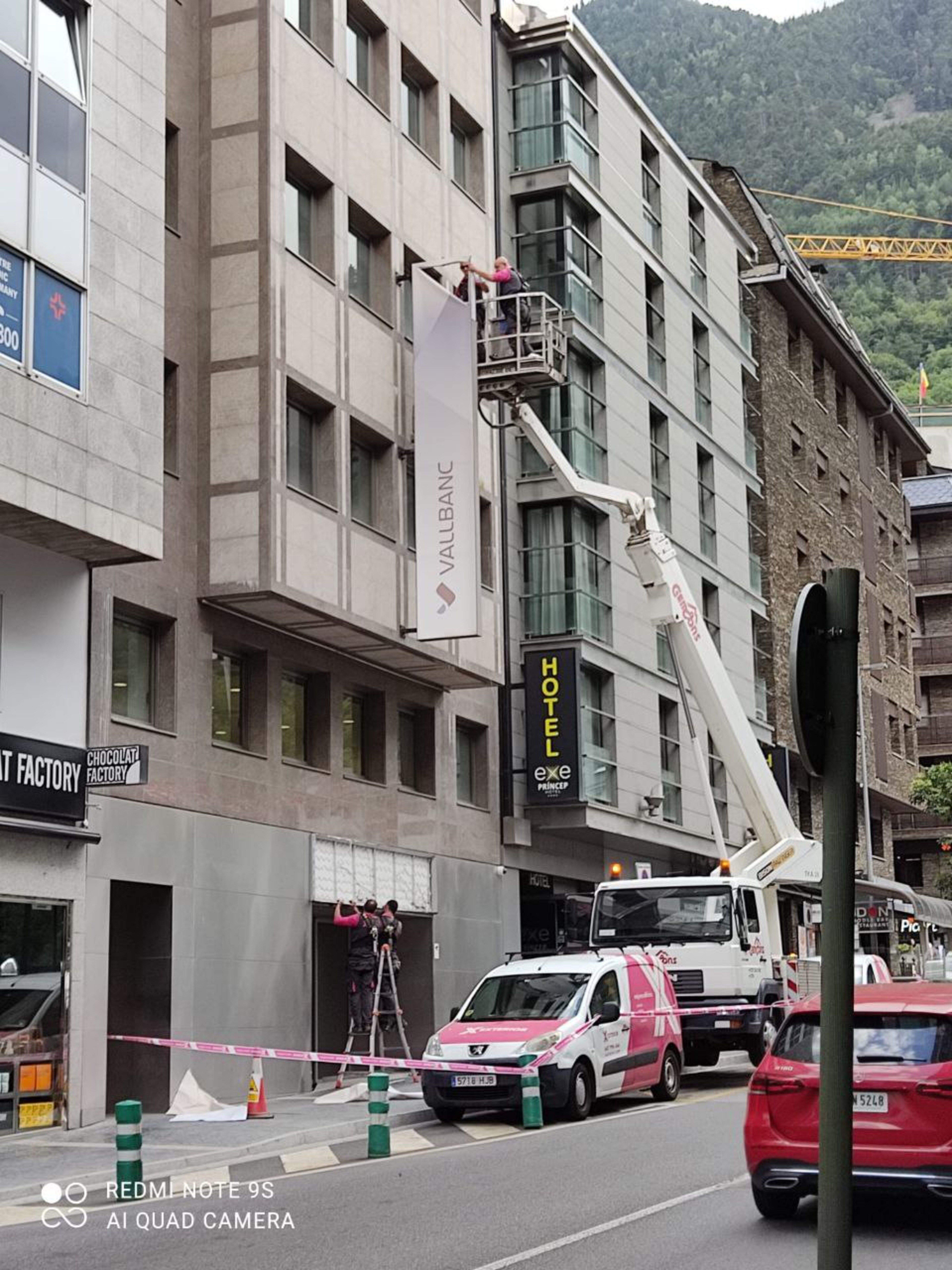 Retirada del rètol a l'oficina del carrer de la Unió.
