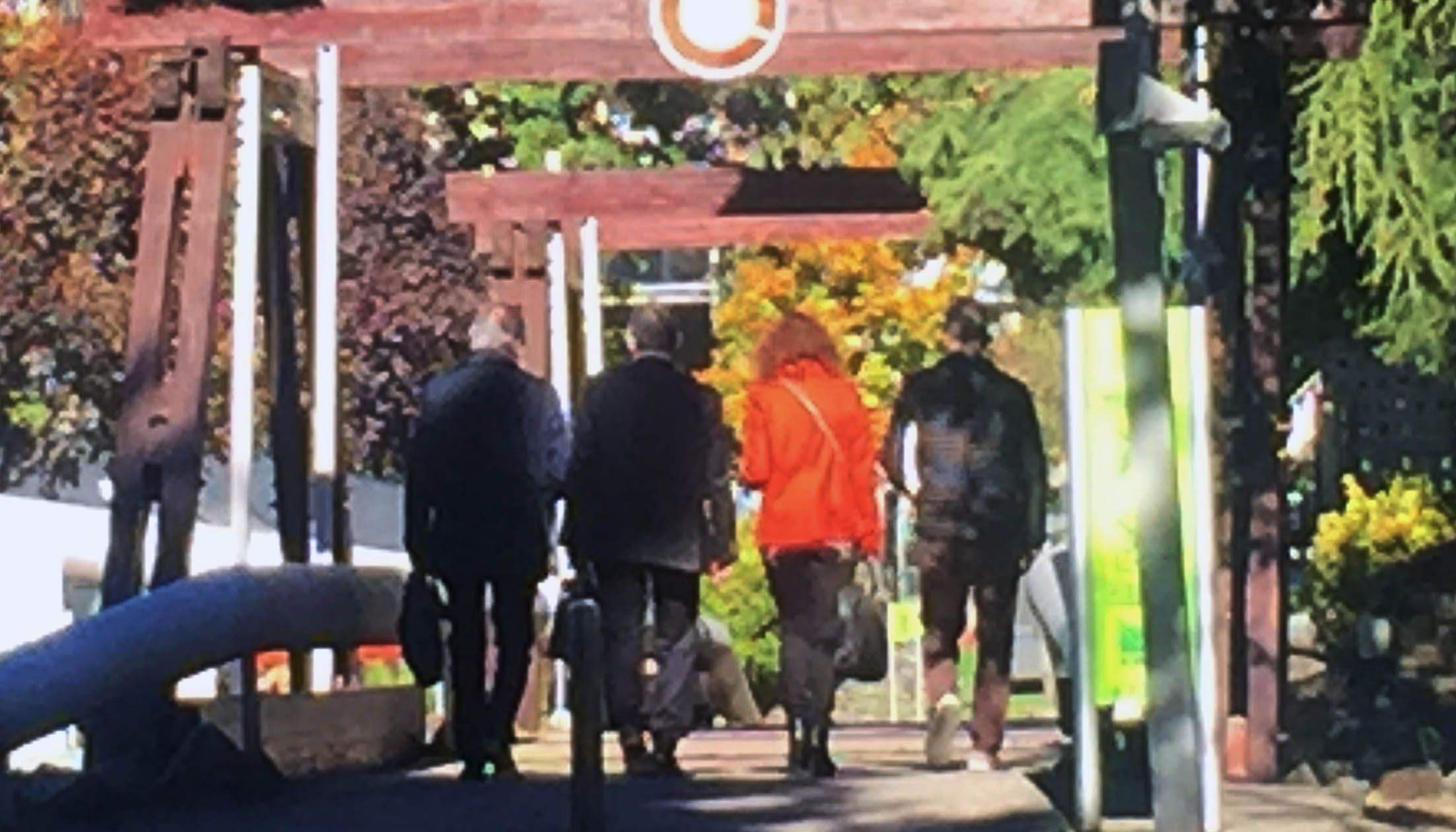 Dos dels interventors i els seus advocats en sortir de declarar a la Batllia.