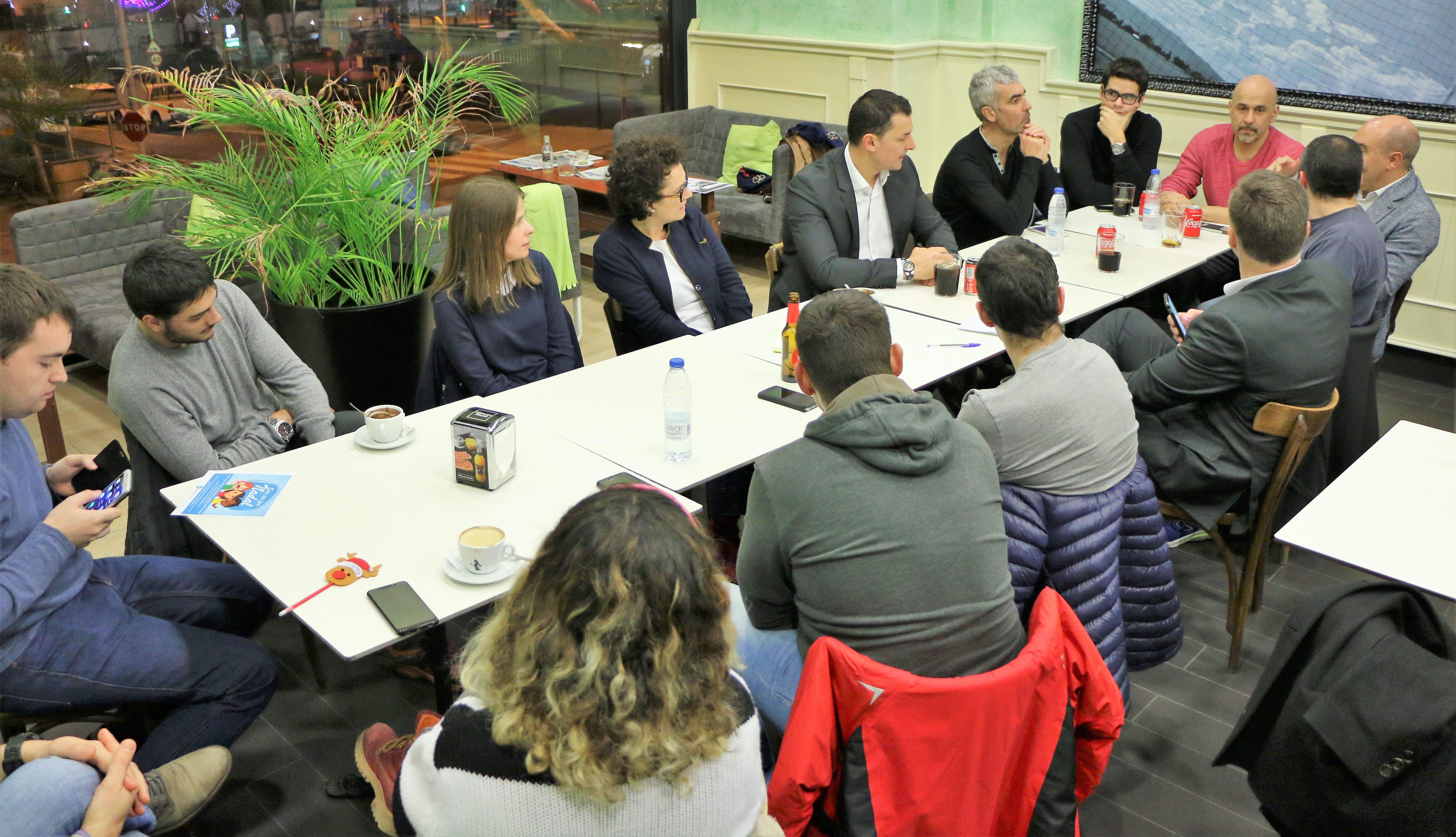 Els assistents al Cafè Liberal