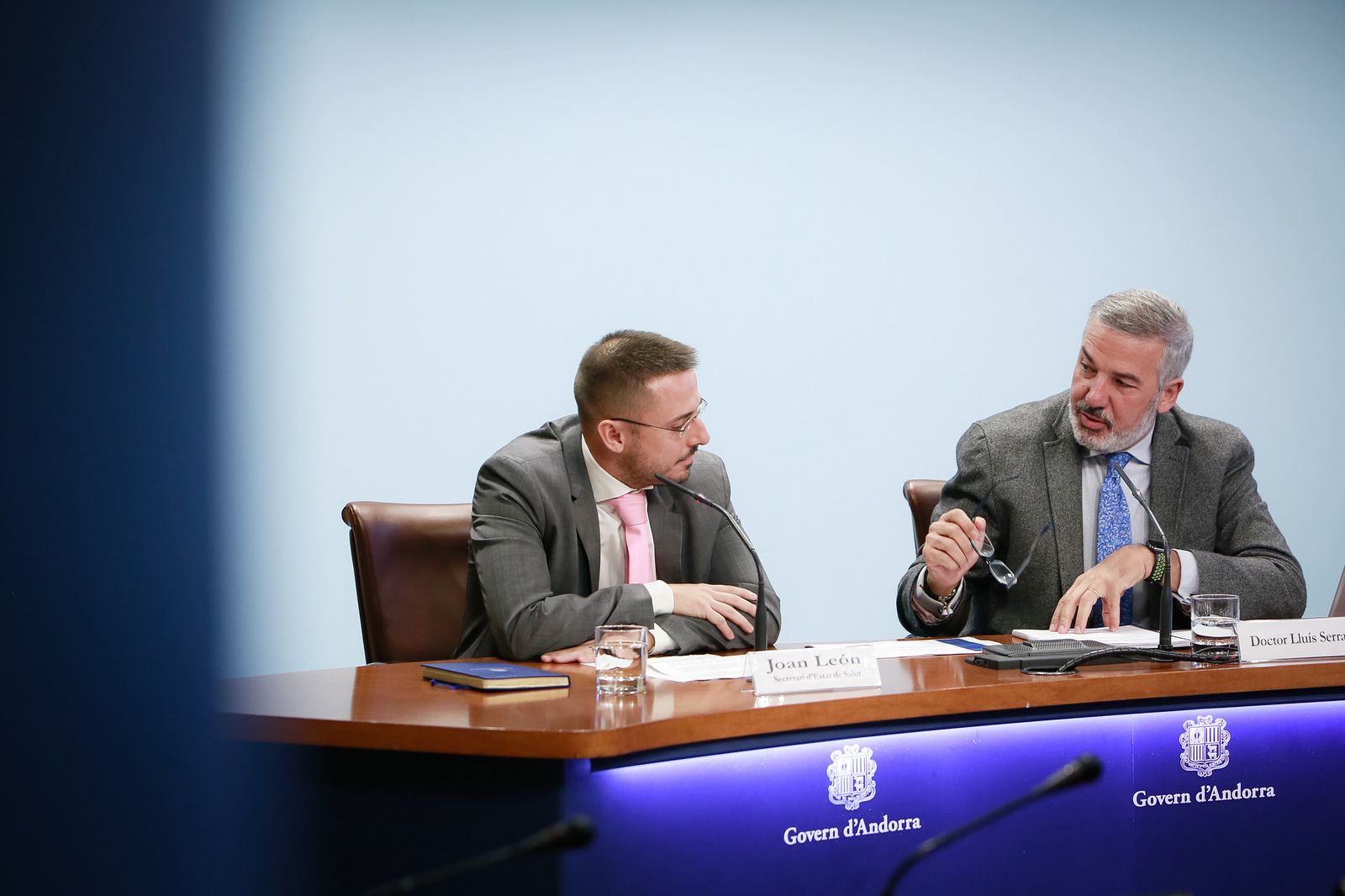 El secretari d'Estat de Salut, Joan León i doctor Lluís Serra a la presentació de l'enquesta