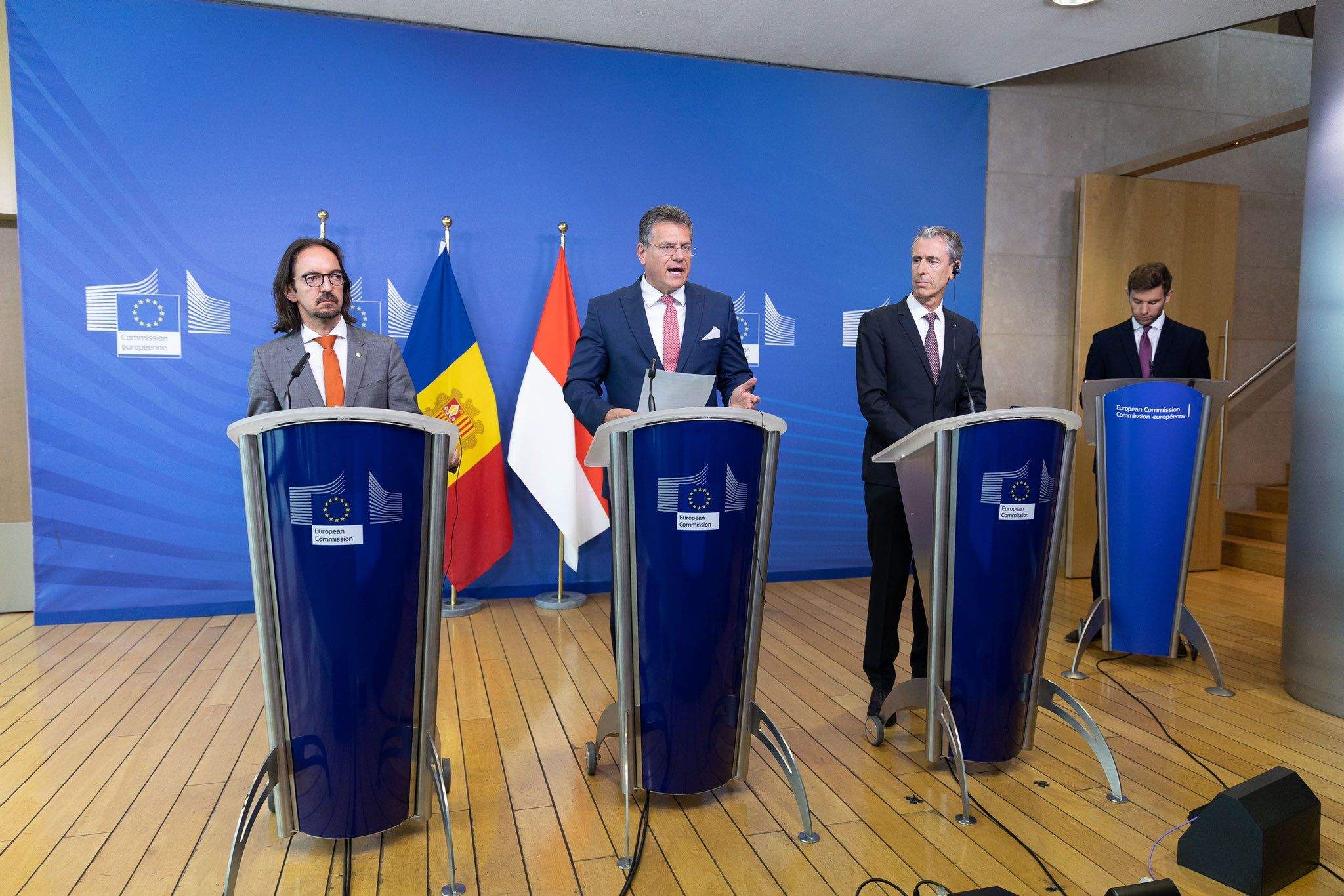 Landry Riba (esquerra) durant la roda de premsa d'aquest dijous a Brussel·les.