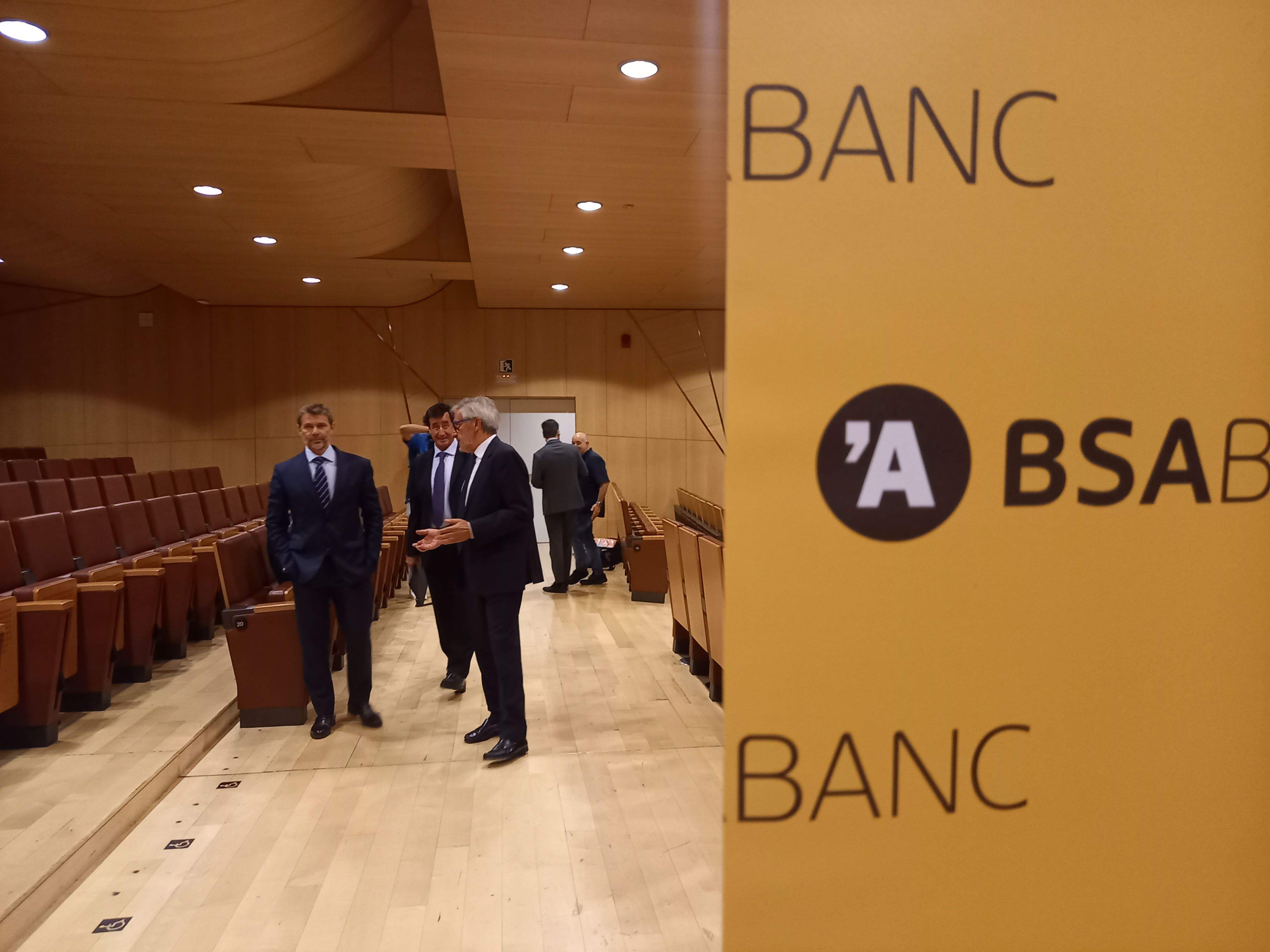 Alabern i Alsina i altres dirigents de l'entitat dialoguen en els instants previs a la junta.