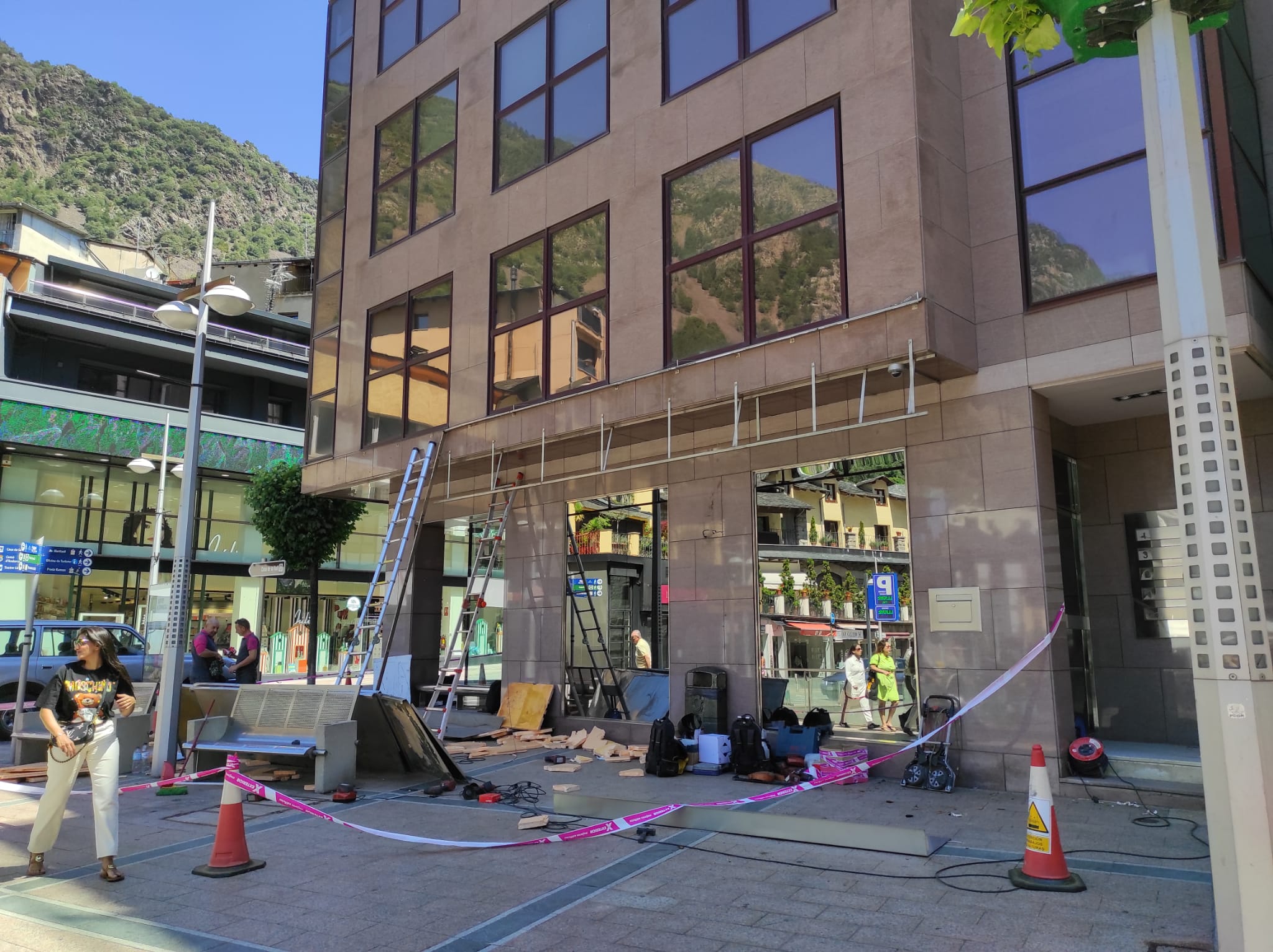 Immoble que havia acollit una oficina de BPA, després de Vall Banc i ara ja desmantellada. Immoble que havia acollit una oficina de BPA, després de Vall Banc i ara ja desmantellada.