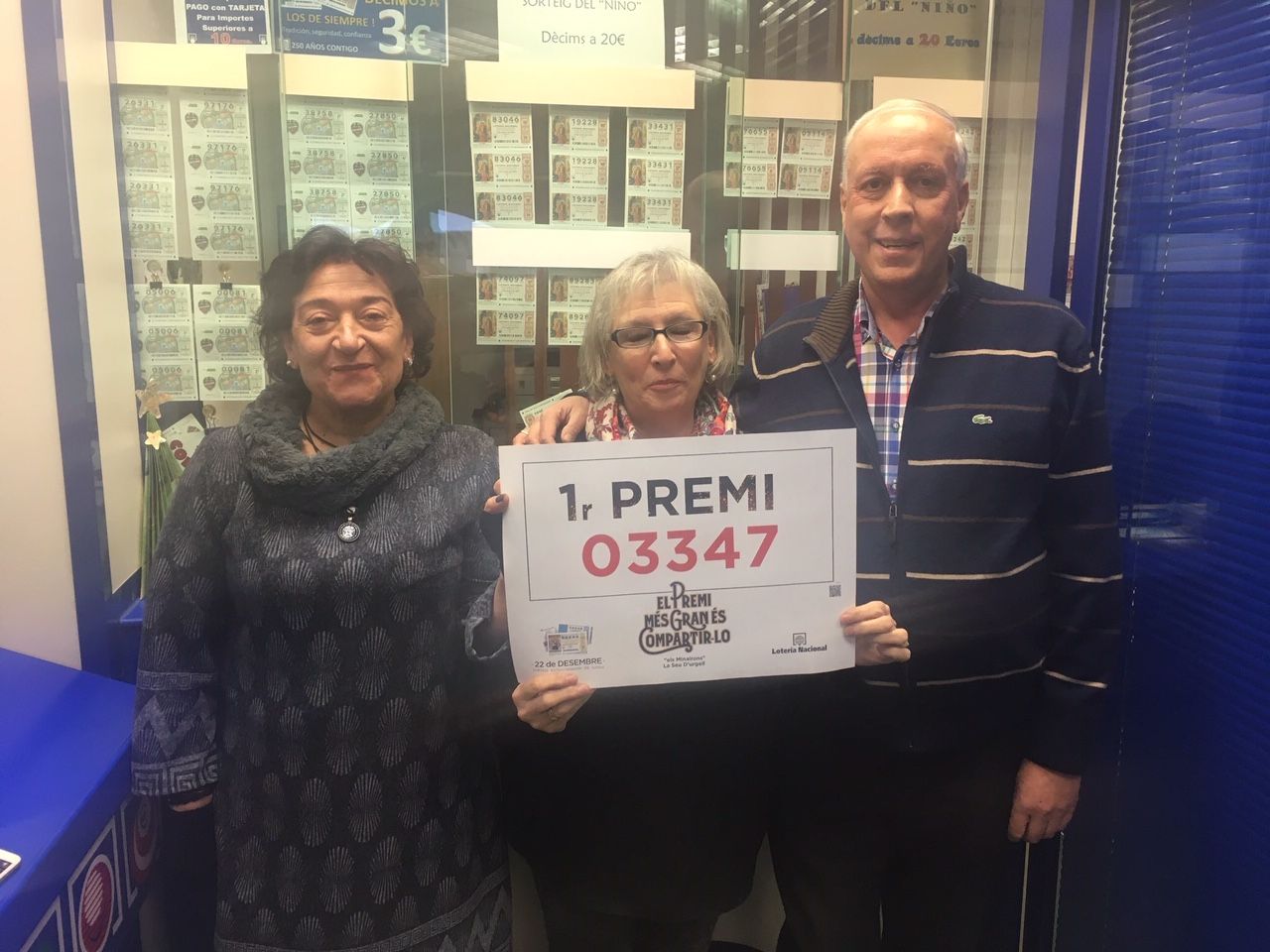 Responsables de l'administració de loteria número 1 de la Seu mostren el número afortunat.