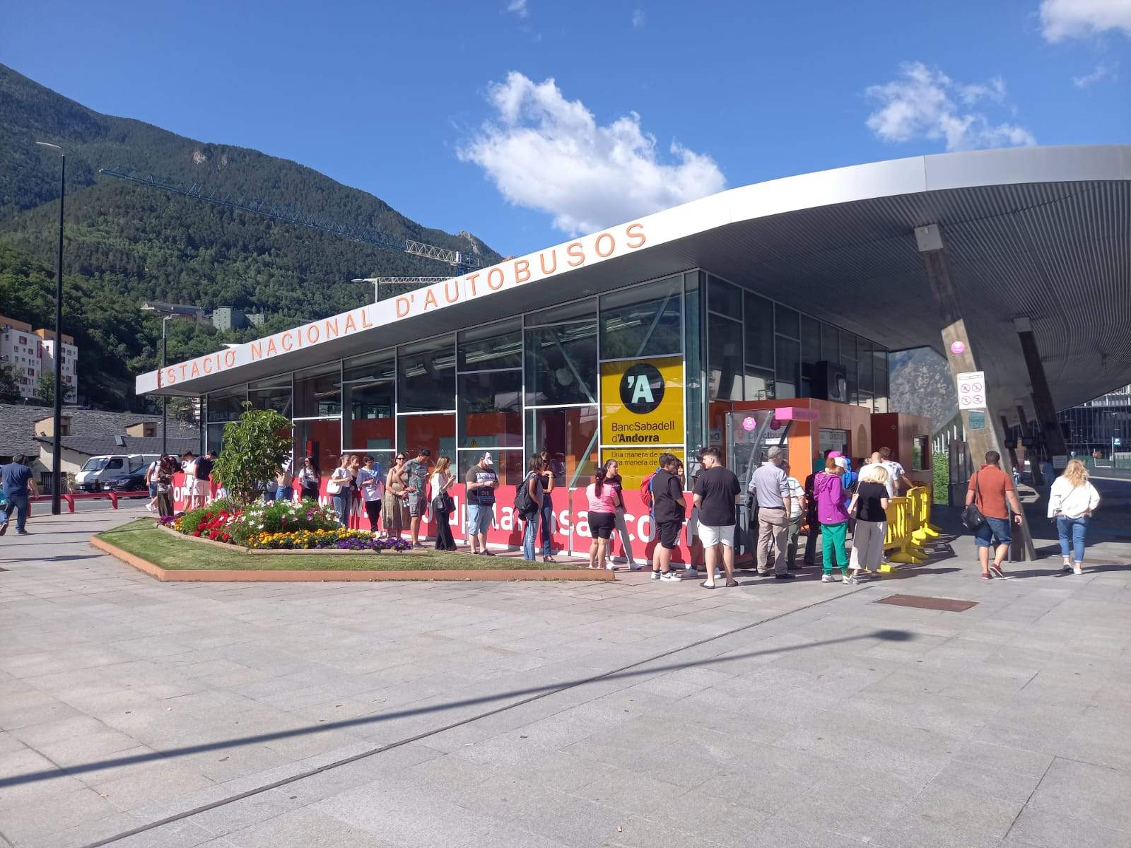 Cues en el primer dia de funcionament d el'abonament gratuït en els transport públic.