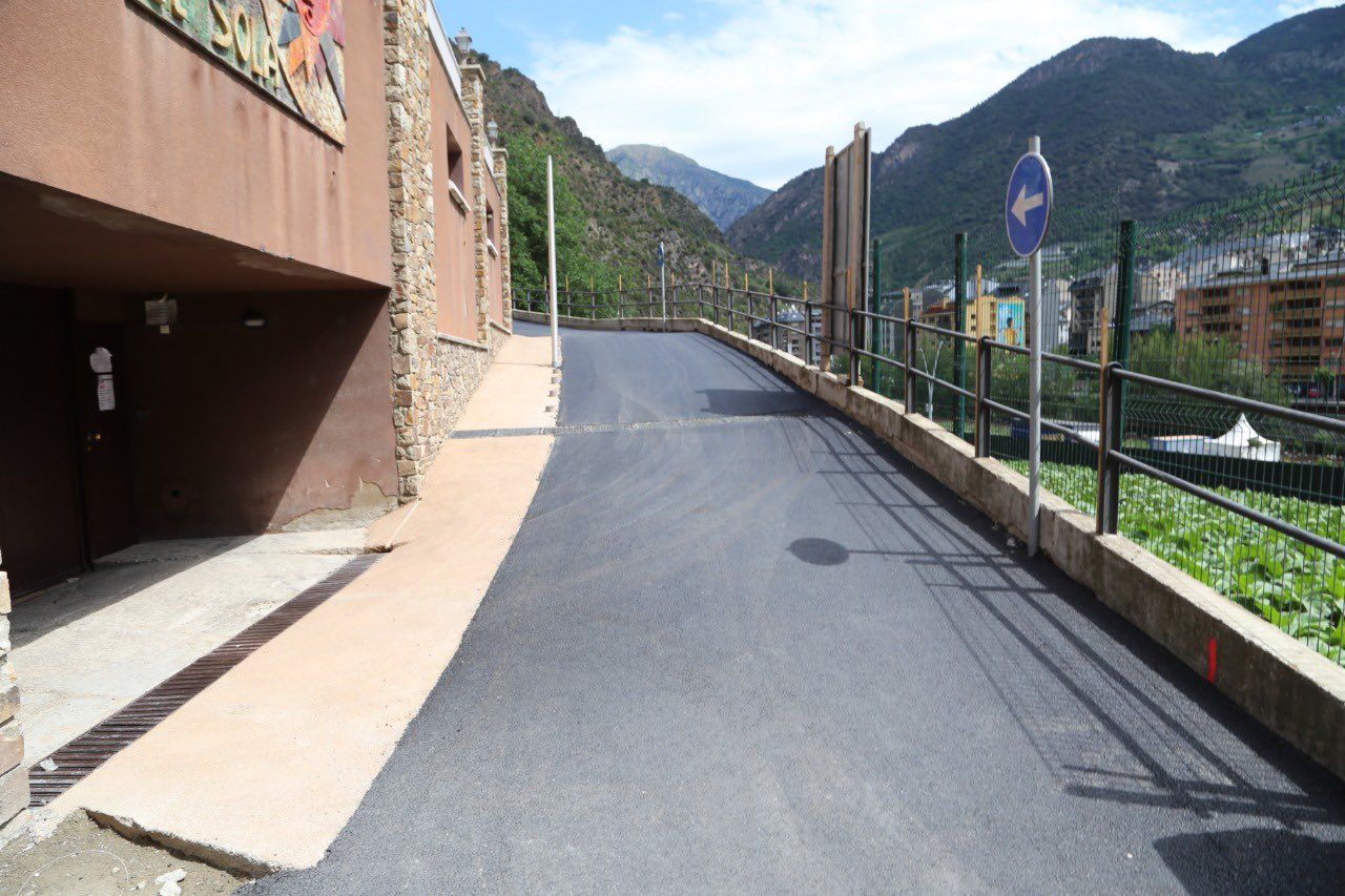 La calçada ja ha estat enquitranada.