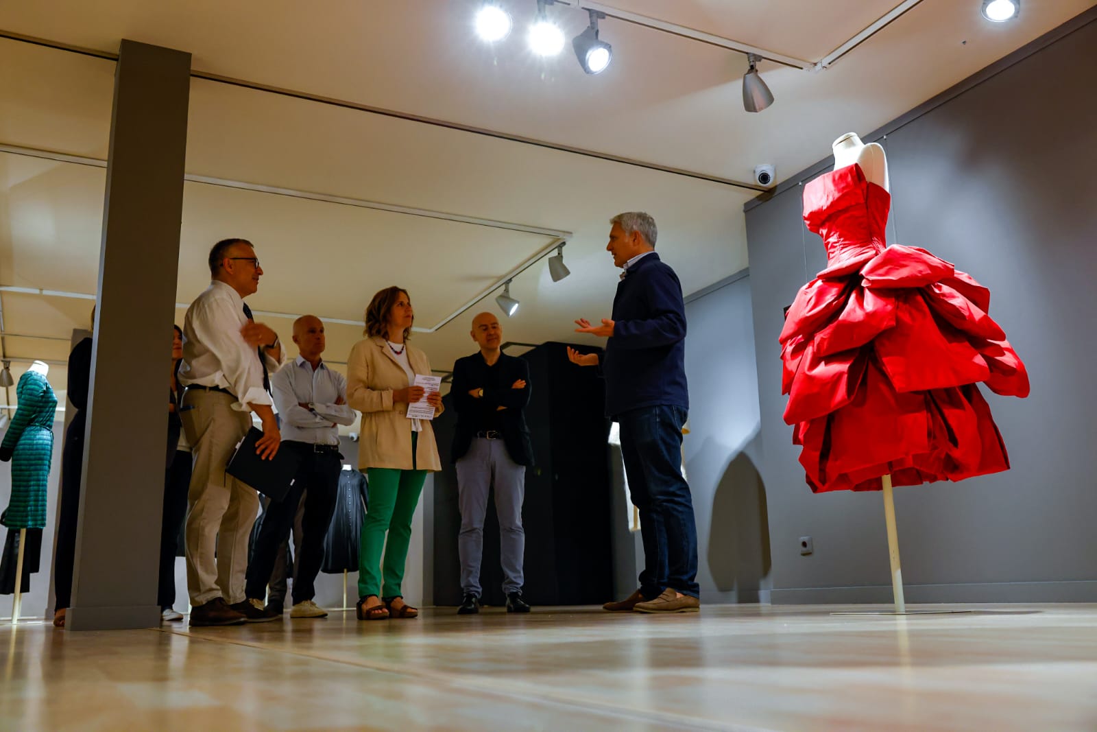 Les autoritats escaldenques en un moment de la visita a l'exposició.