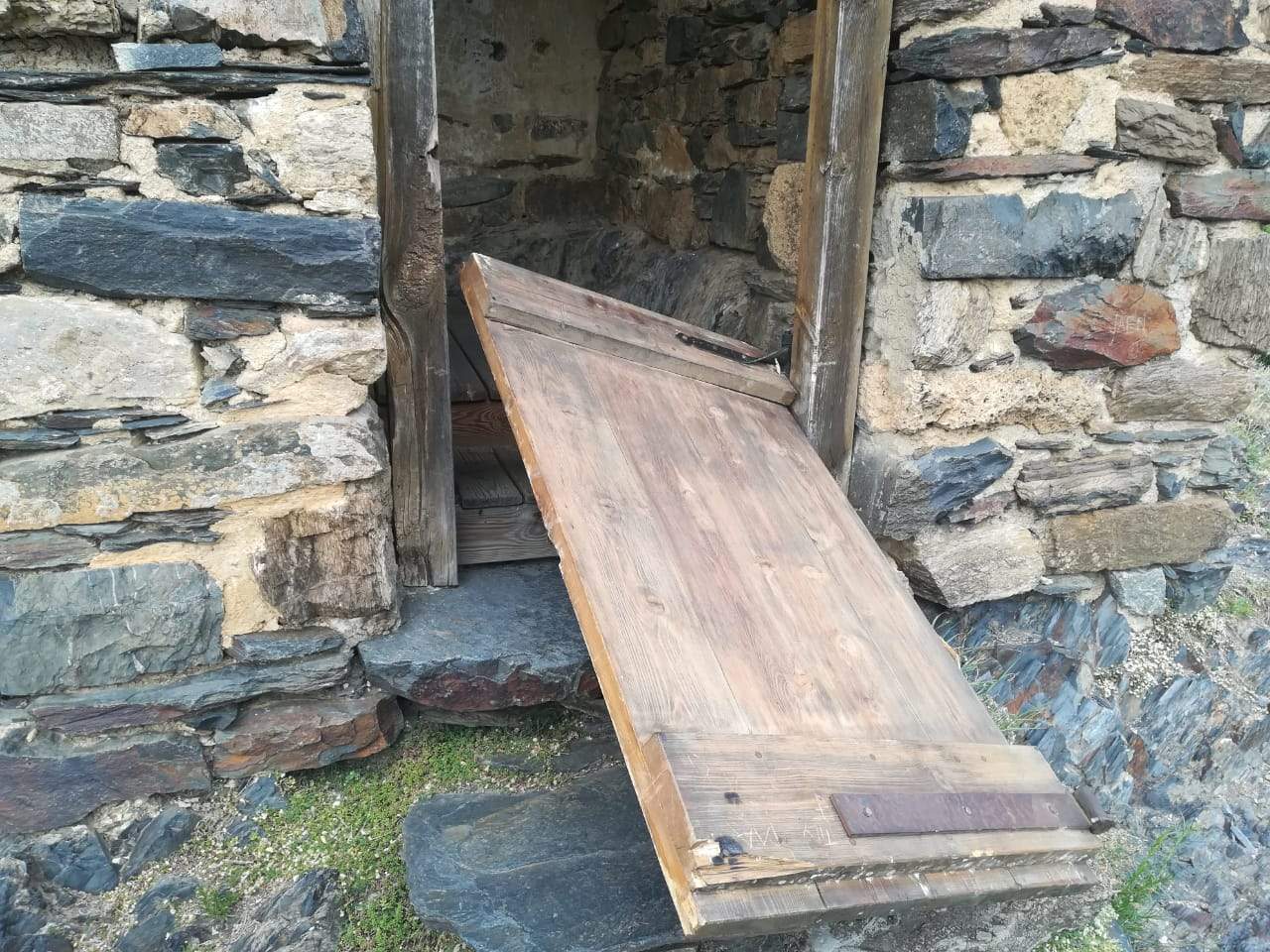 La porta arrencada a l'entrada de Sant Serni de Nagol. La porta arrencada a l'entrada de Sant Serni de Nagol.