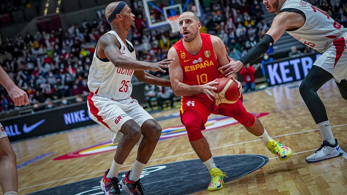 Quino Colom, amb la pilota, durant un partit amb la selecció espanyola.
