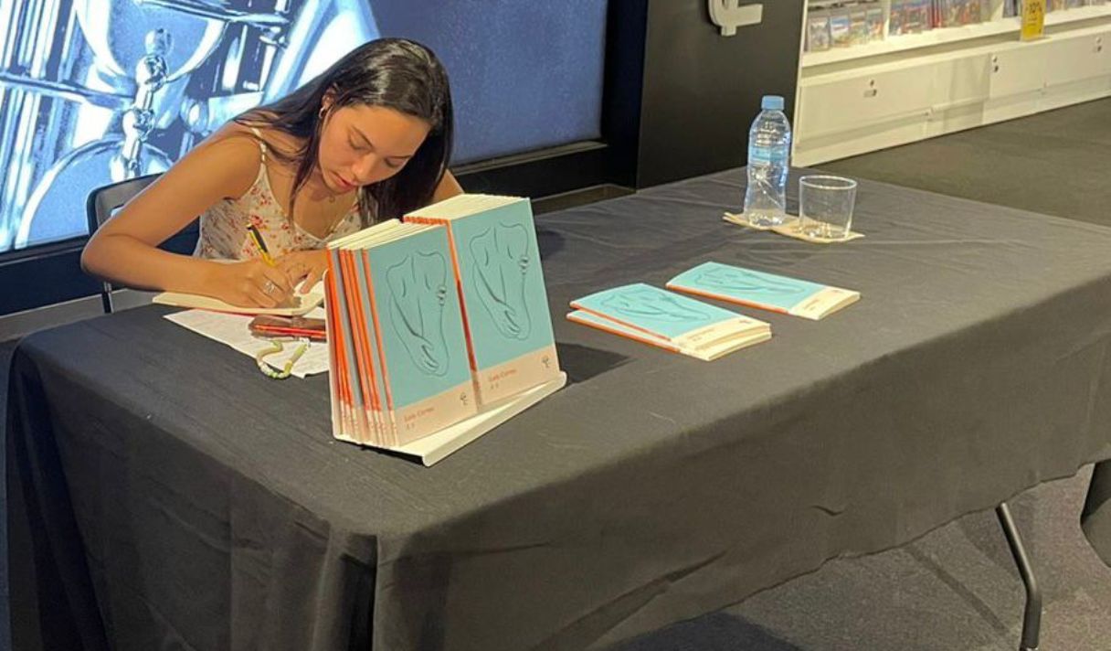 Laia Corma (Cordoba Martin) signa exemplars del seu poemari a Andorra la Vella.