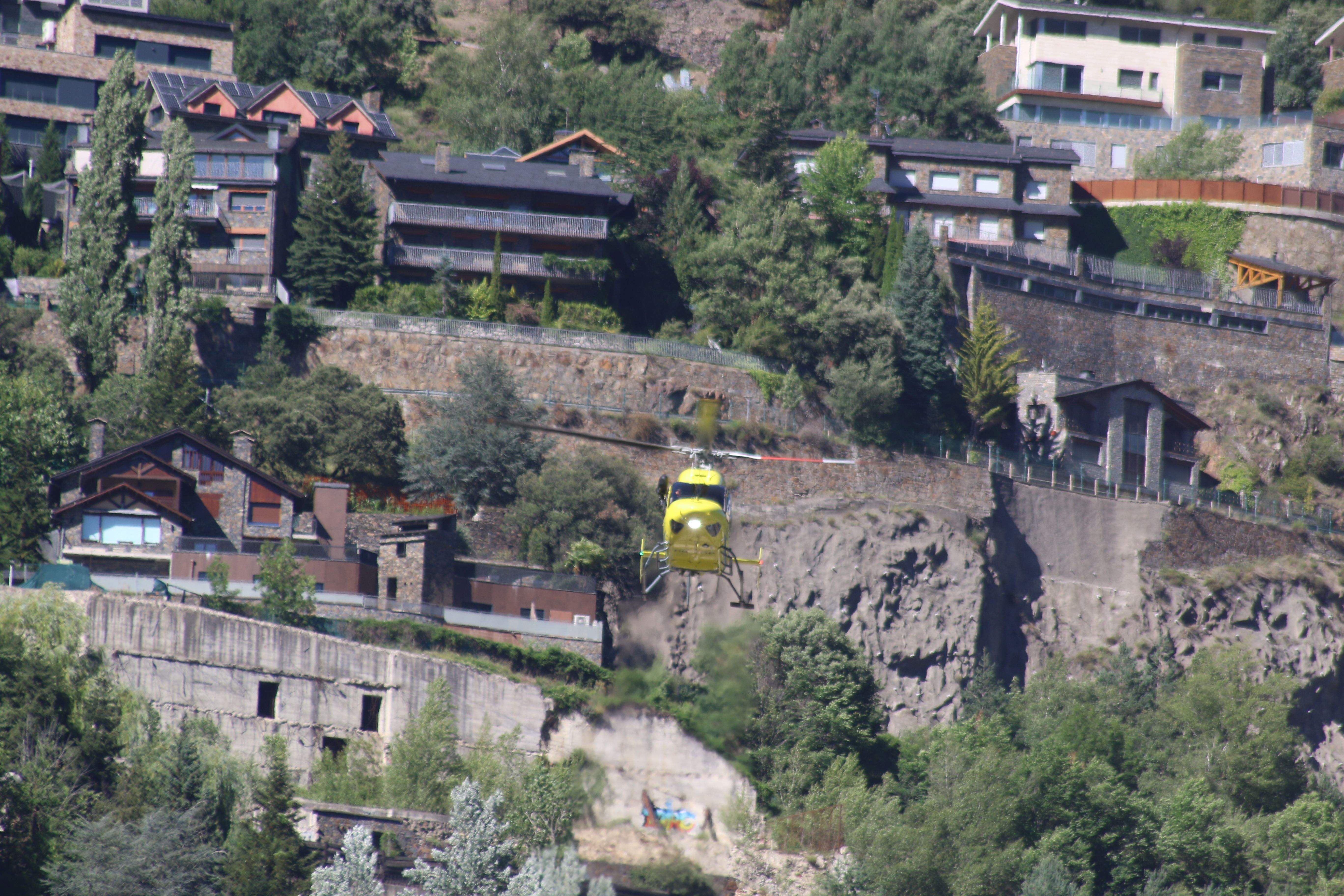 L'helicòpter que trasllada el ferit enlairat just en les immediacions de l'hospital.