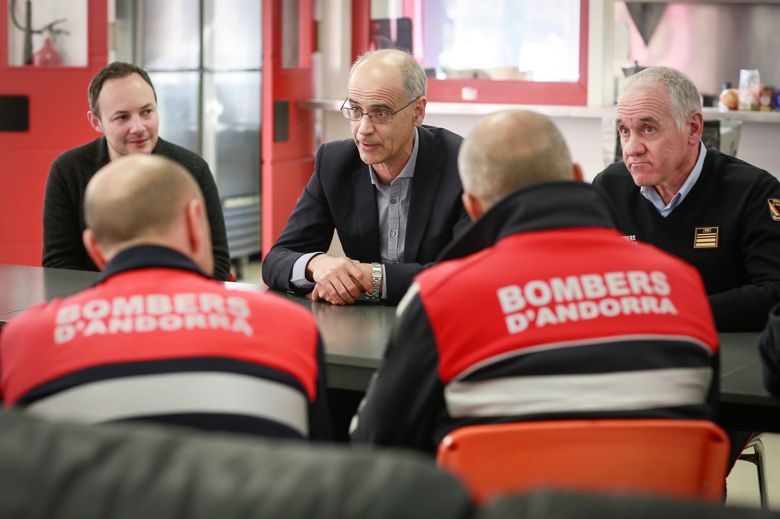 Toni Martí i Xavier Espot, aquest dijous, a la caserna dels bombers.