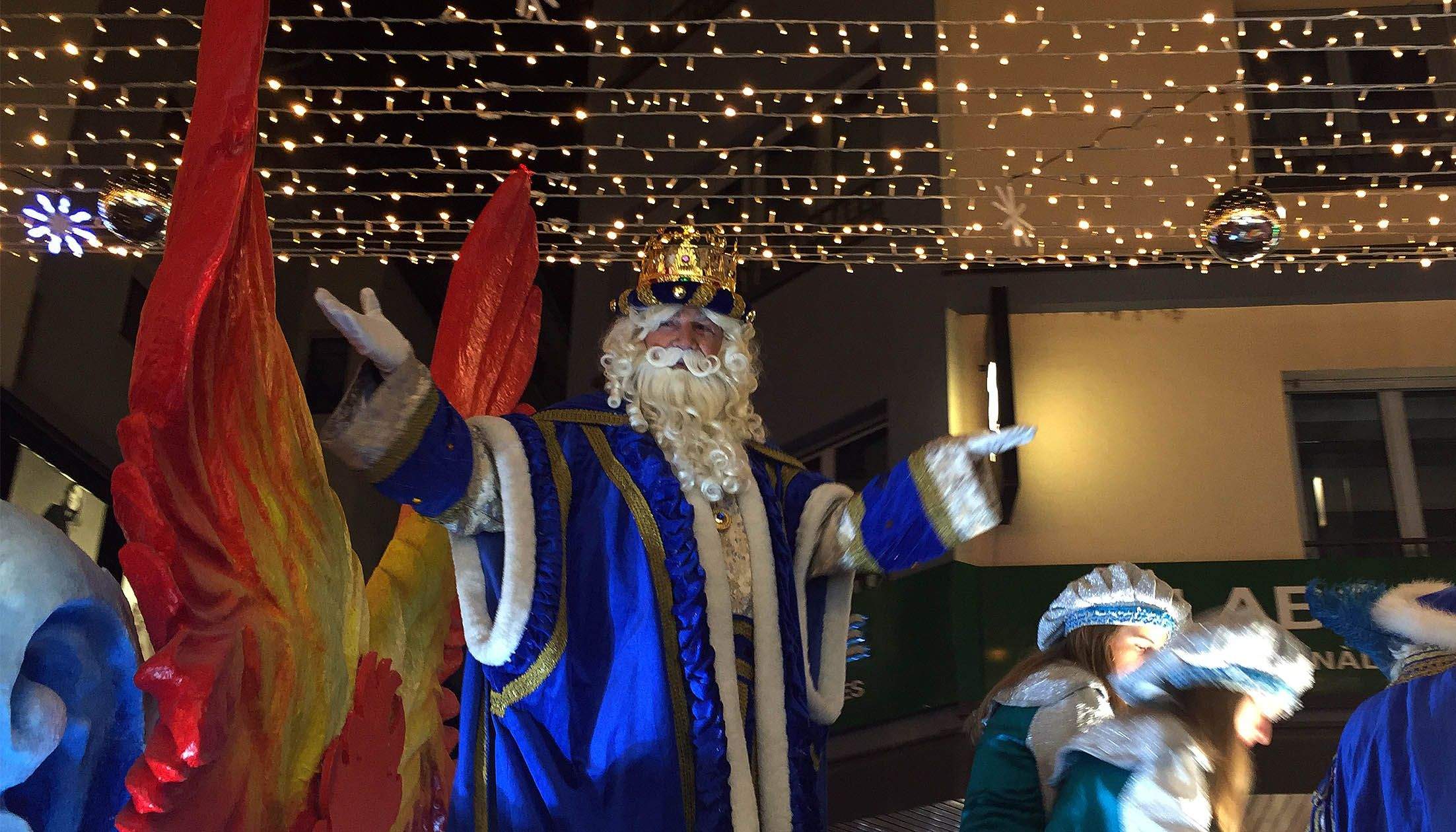 El rei Melcior en la cavalcada de les parròquies centrals, tot just passant per l'avinguda Carlemany.