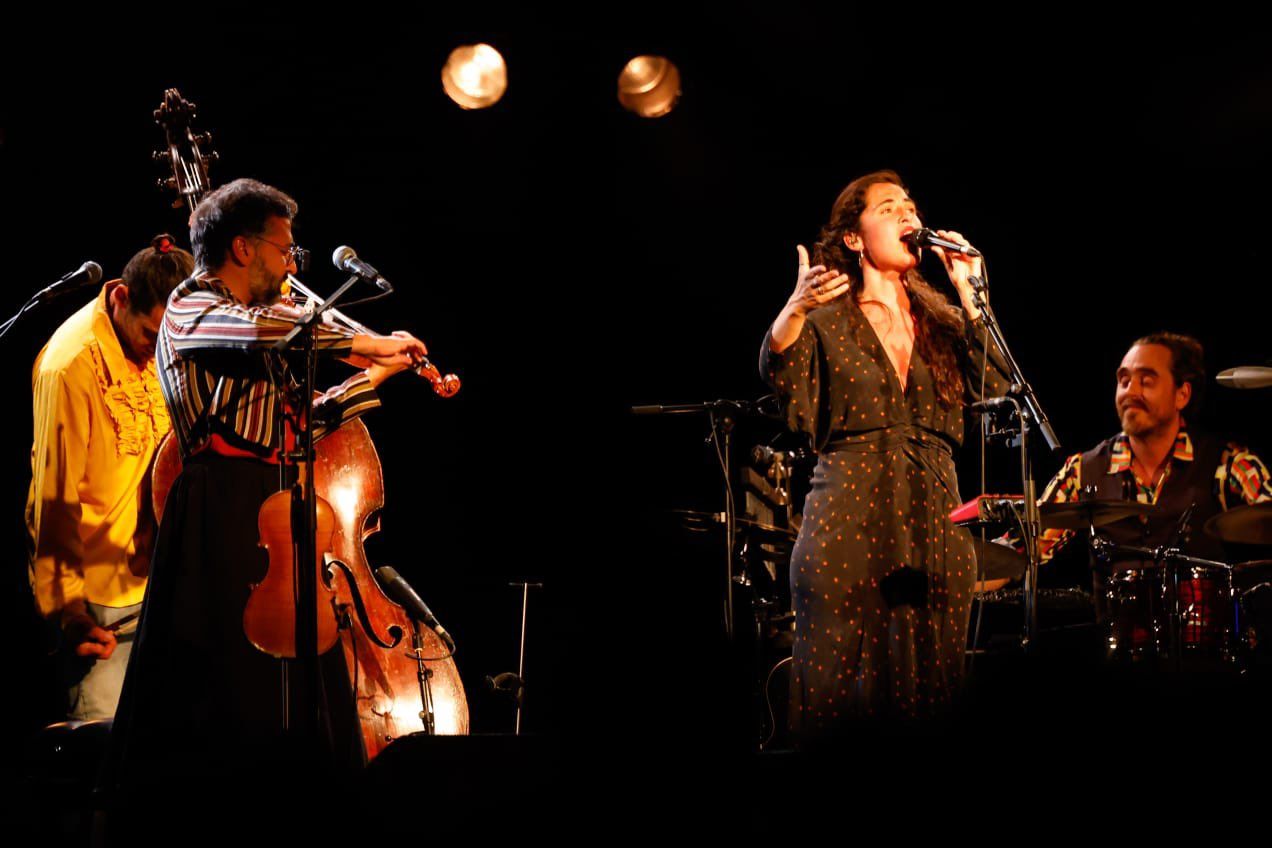 Sílvia Pérez Cruz i la Farsa Circus Band al Prat del Roure.