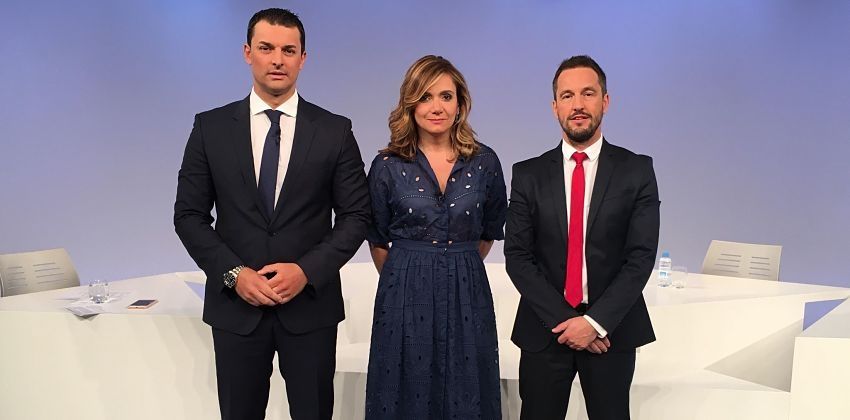 Els líders liberal, Jordi Gallardo, i socialdemòcrata, Pere López, just abans d'iniciar un programa televisiu conduït per Gemma Rial, al centre, en què van parlar de l'aliança.