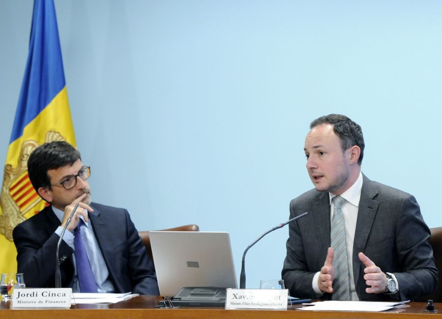 Els ministres Jordi Cinca i Xavier Espot durant la presentació de les mesures. Els ministres Jordi Cinca i Xavier Espot durant la presentació de les mesures.