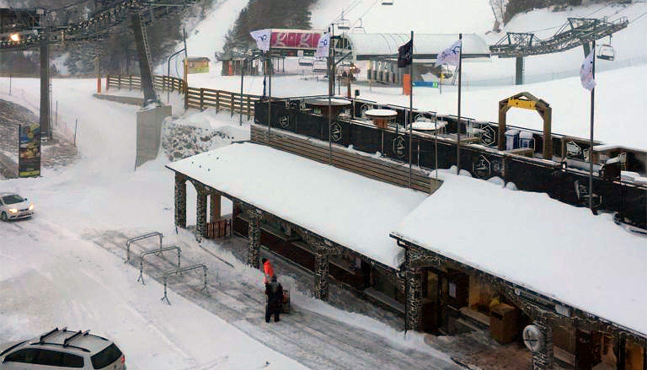 Una imatge d'Ordino Arcalís, on a banda de la neu, el vent hi continua fent acte de presència.