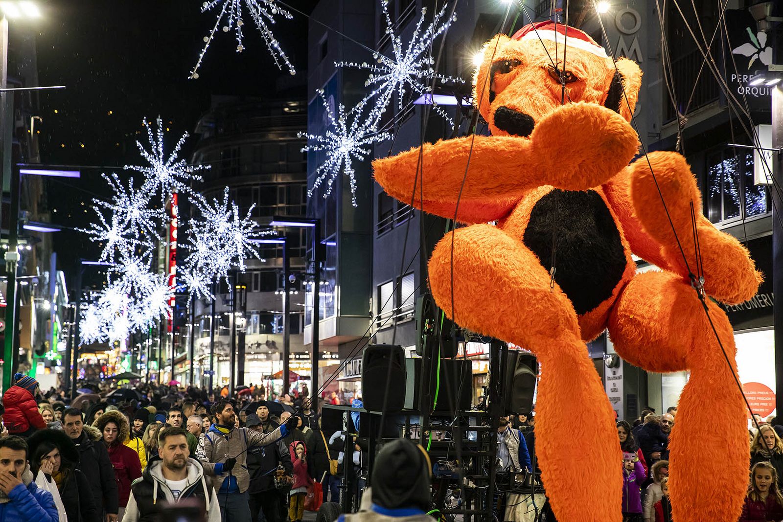 Turistes transiten per l'Avinguda Meritxell en el marc de les activitats del Poblet de Nadal Turistes transiten per l'Avinguda Meritxell en el marc de les activitats del Poblet de Nadal